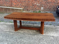 Grande table Art Déco en noyer, vers 1930.