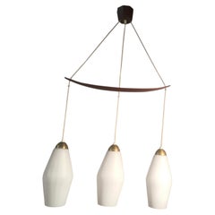 Lustre de style scandinave en teck et opaline, vers 1960.