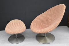 Pierre Paulin, siège globe F 422 et son ottoman en acier et tissu, circa 1960