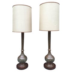 Paire de lampes orientalistes en laiton, base en noyer, vers 1930.