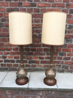 Paire de lampes orientalistes en laiton, base en noyer, vers 1930.