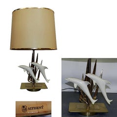 Lampe de table avec motif de dauphins, circa 1970 Laiton et plastique.