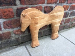 Jean Pierre Helle (1944-2015), escultura de madera flotante que representa un caballo.