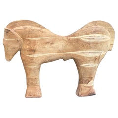 Jean Pierre Helle (1944-2015), escultura de madera flotante que representa un caballo.