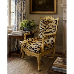 Poltrona da salotto in legno dorato in stile Reggenza francese, rivestita in seta “Le Tigre” di Scalamandré