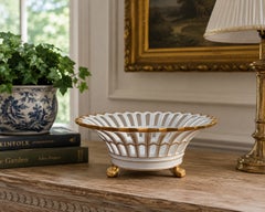 Cache pot en porcelaine réticulée de style néoclassique et régence avec décoration dorée