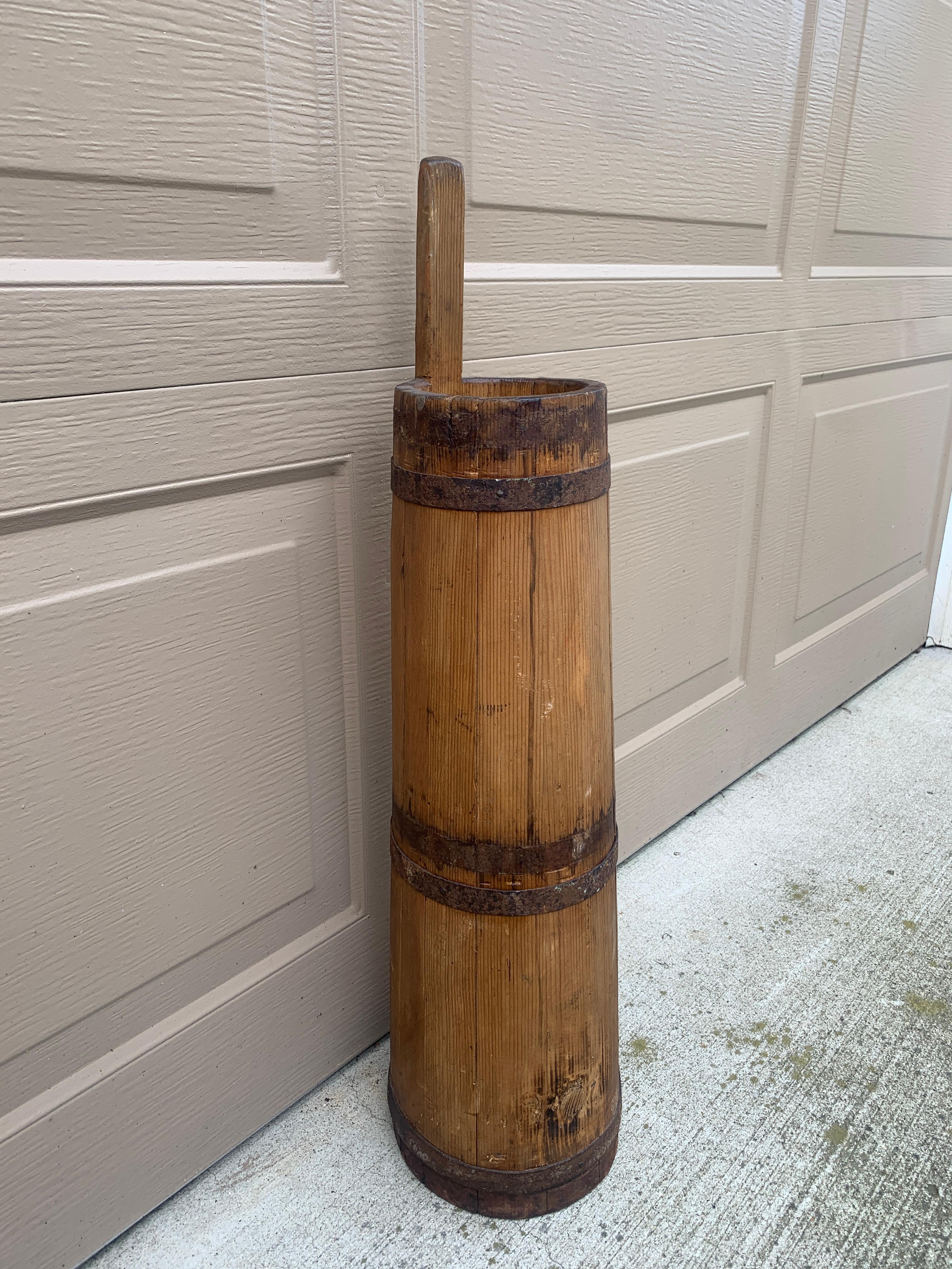 XIXe siècle Grand seau ou porte-parapluie ancien du 19e siècle en bois et en fer en vente