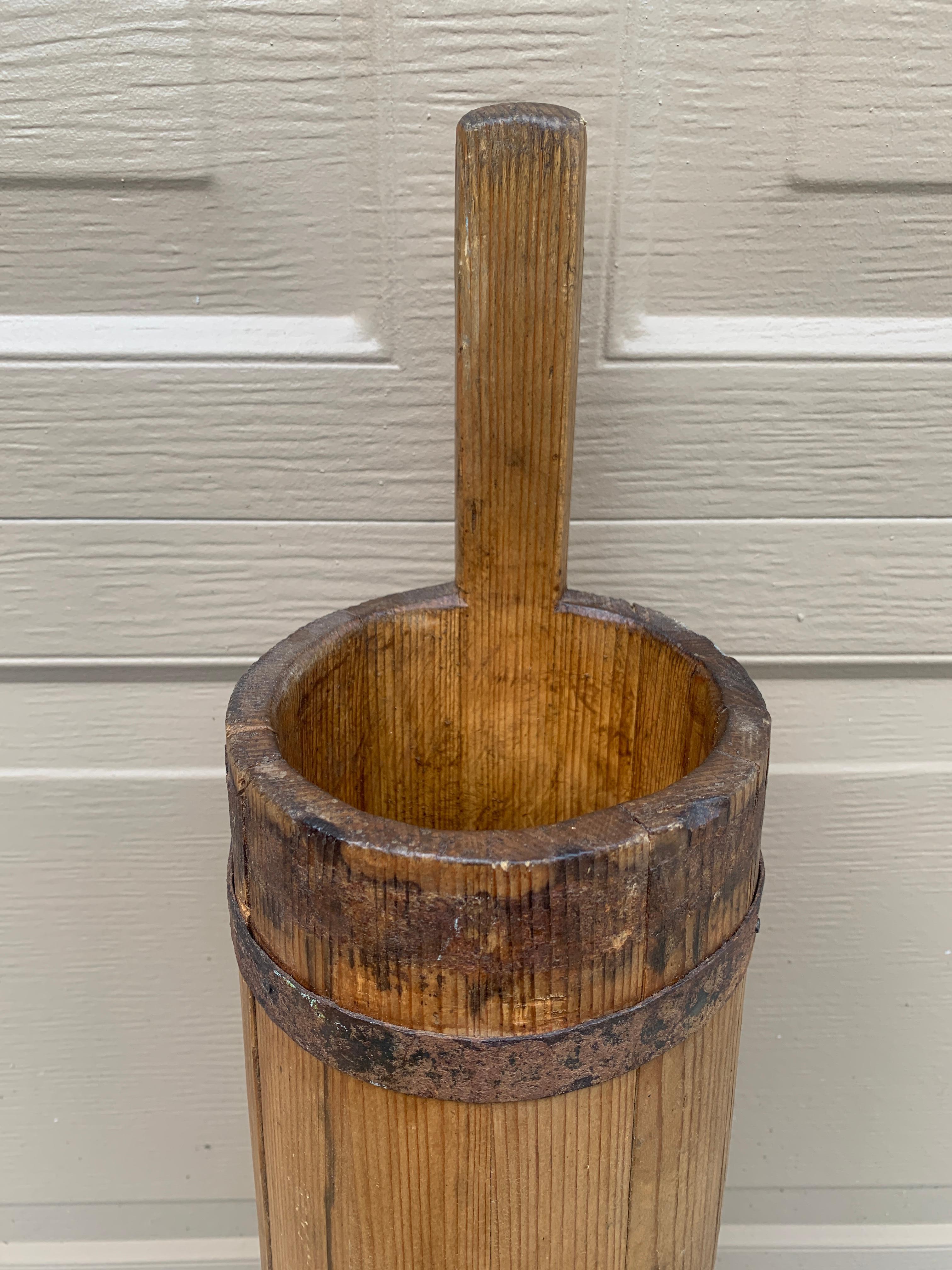 Grand seau ou porte-parapluie ancien du 19e siècle en bois et en fer en vente 1