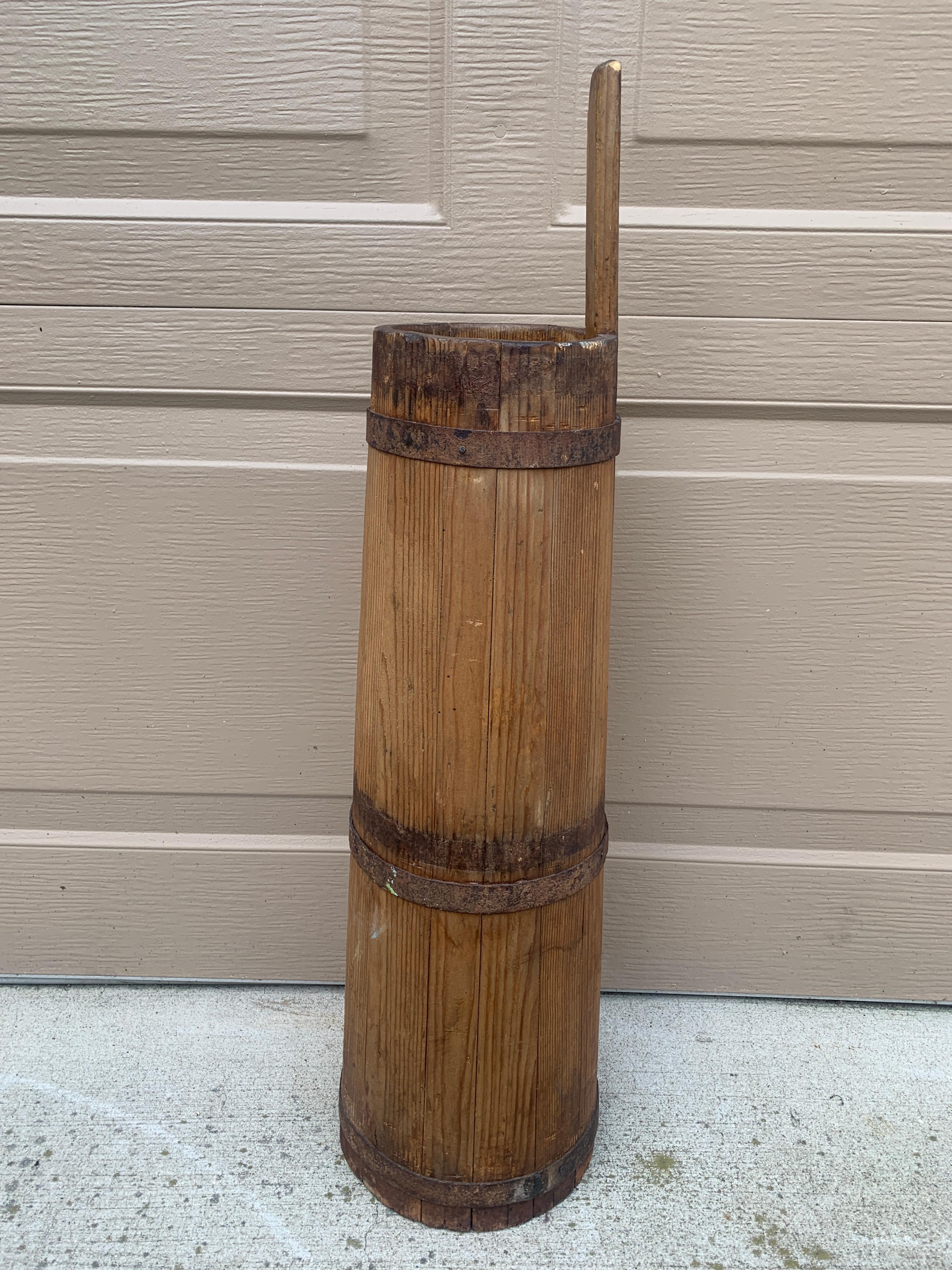 Grand seau ou porte-parapluie ancien du 19e siècle en bois et en fer en vente 3