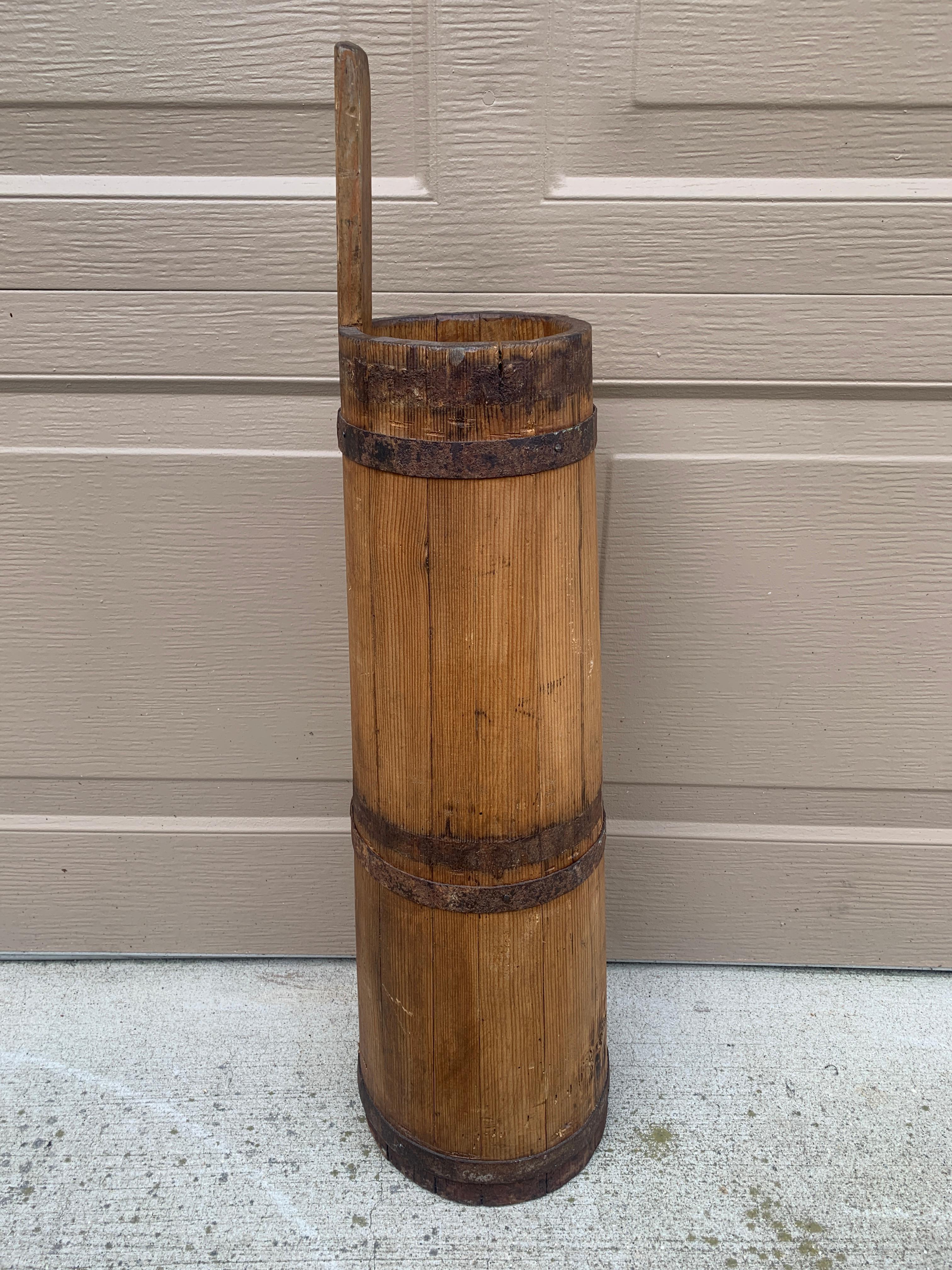 Grand seau ou porte-parapluie ancien du 19e siècle en bois et en fer en vente 5