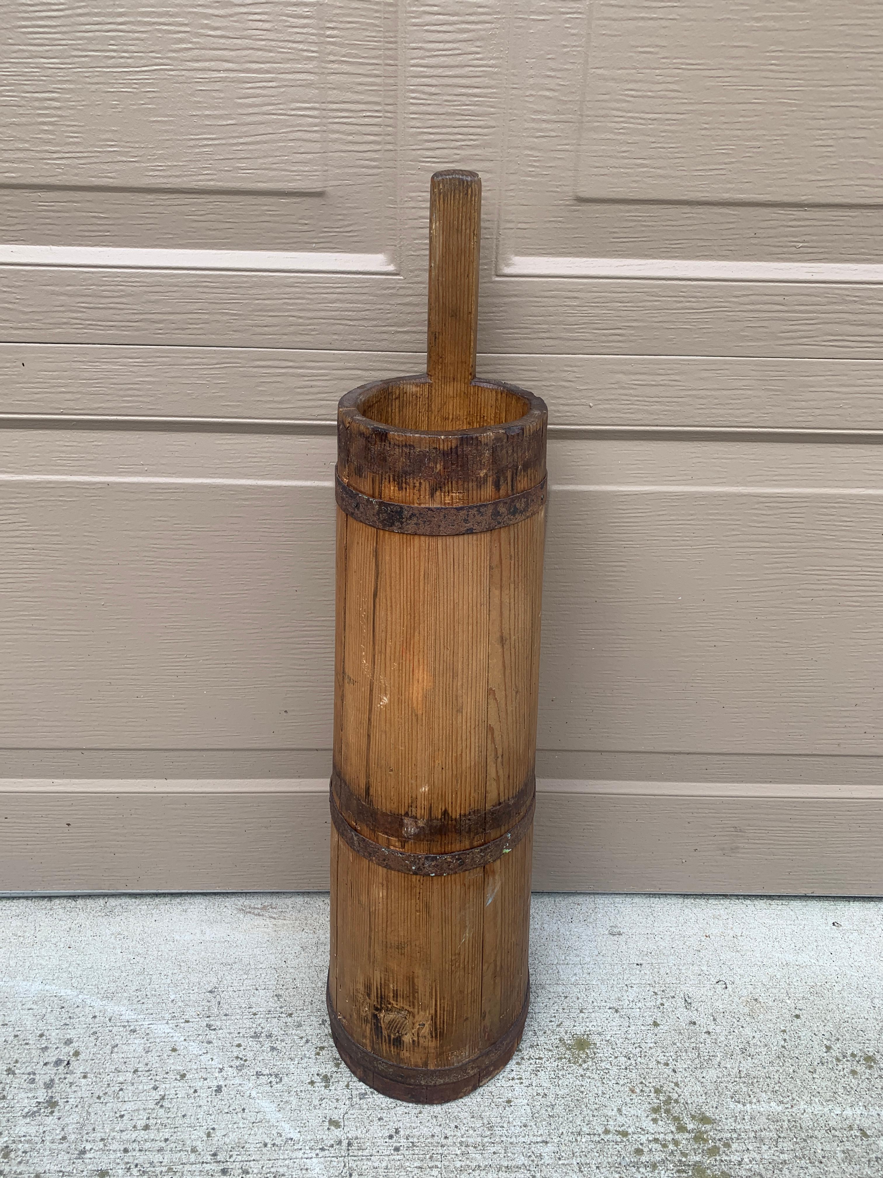 Magnifique porte-parapluies ou porte-cannes rustique ou de ferme du 19e siècle.

États-Unis, fin du 19e siècle

Bois, montures en fer

Dimensions : 7,5 