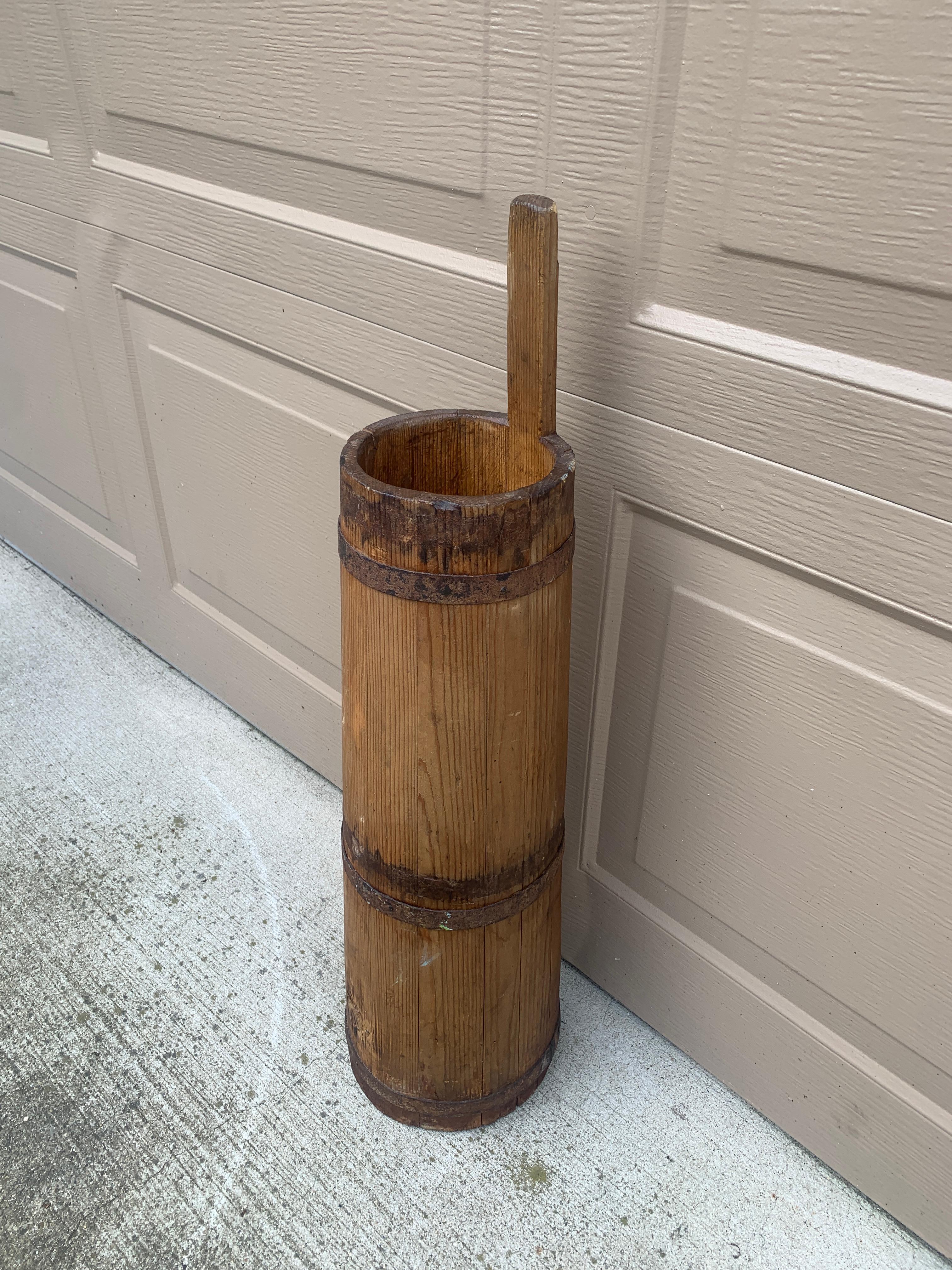 Rustique Grand seau ou porte-parapluie ancien du 19e siècle en bois et en fer en vente