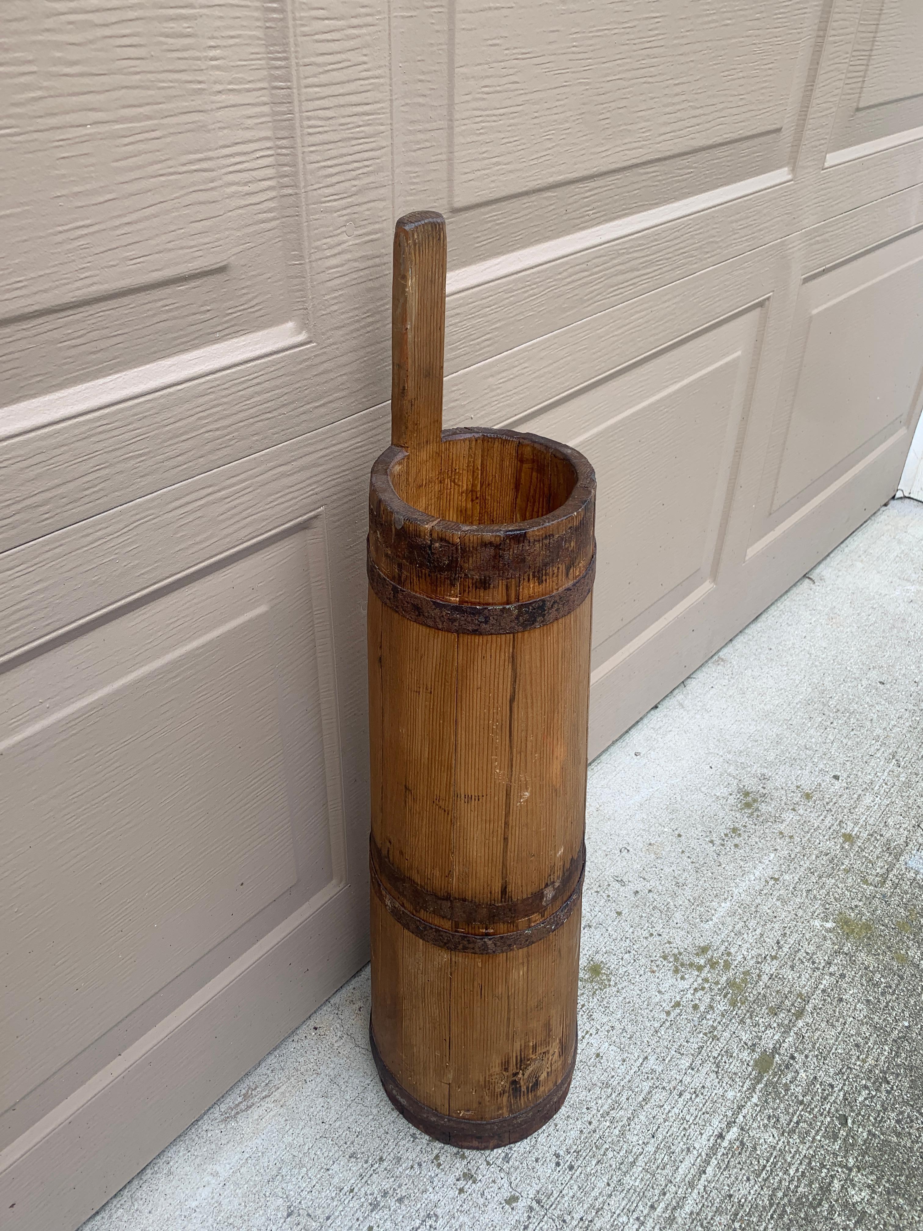 Grand seau ou porte-parapluie ancien du 19e siècle en bois et en fer Bon état - En vente à Elkhart, IN