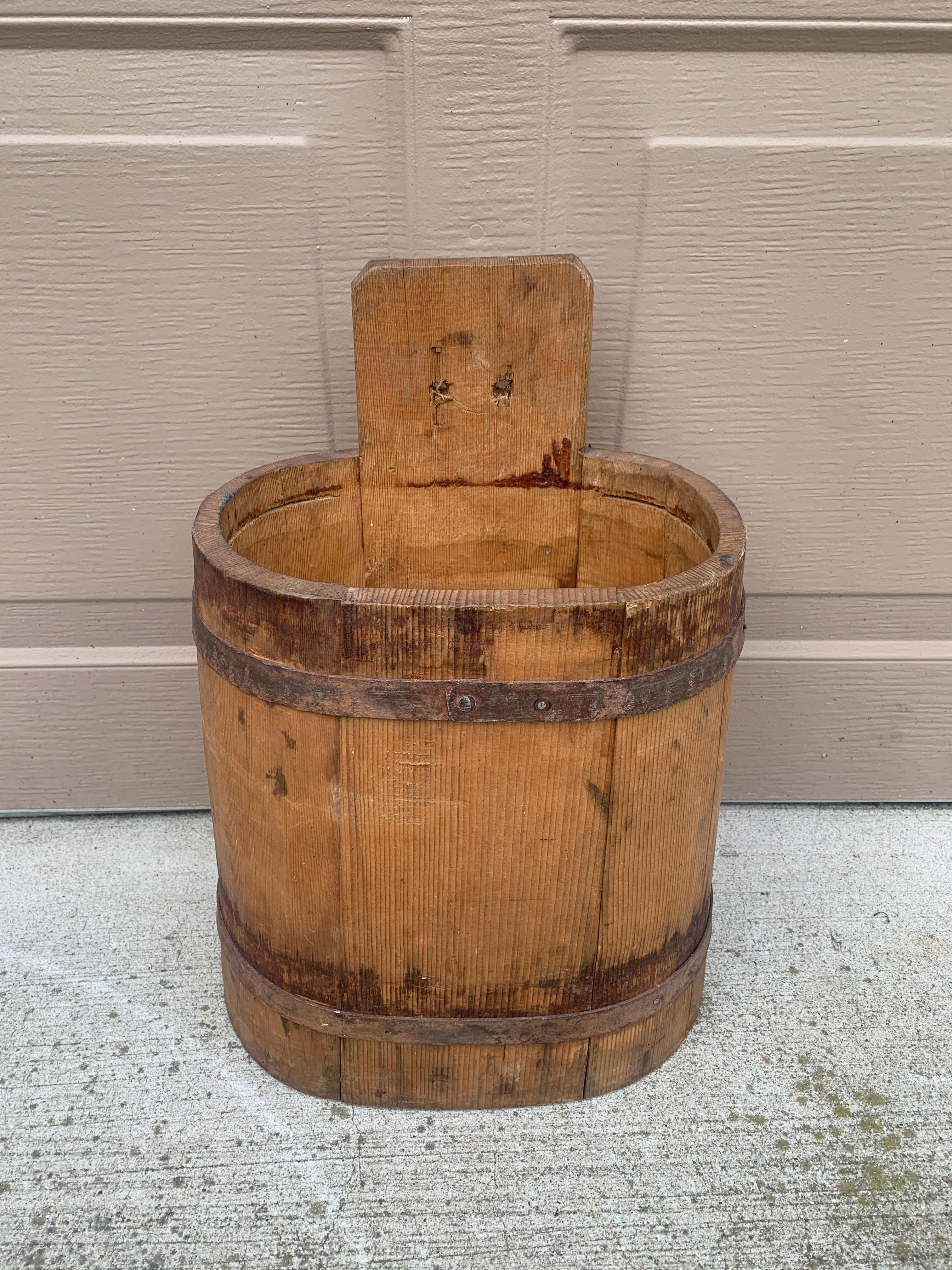 Un magnifique seau antique du 19e siècle, rustique ou de ferme, qui ferait une parfaite corbeille à papier.

États-Unis, fin du 19e siècle

Bois, montures en fer

Dimensions : 12,5 