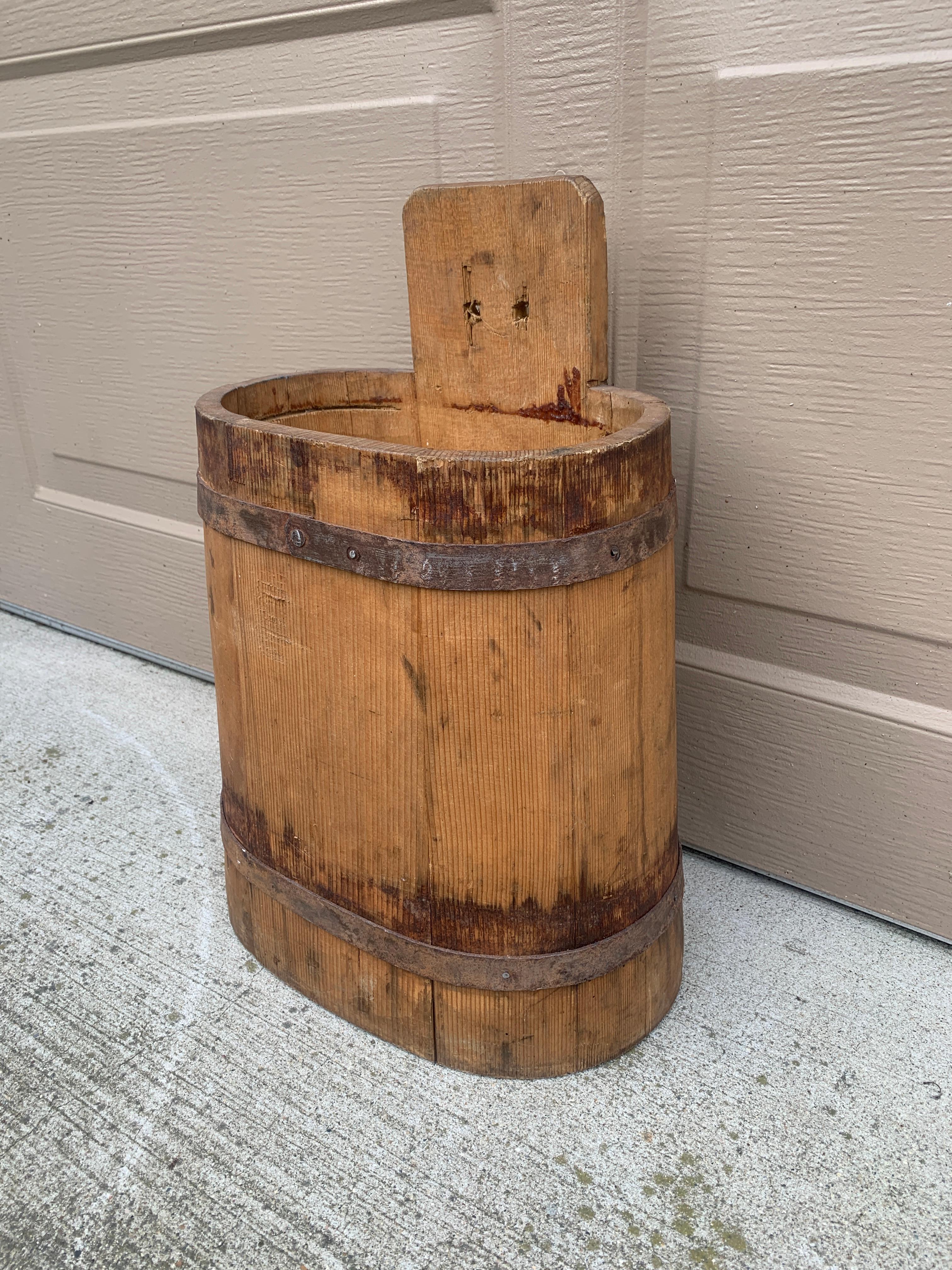 Ancien seau ou corbeille à papier en bois et en fer du 19e siècle Bon état - En vente à Elkhart, IN