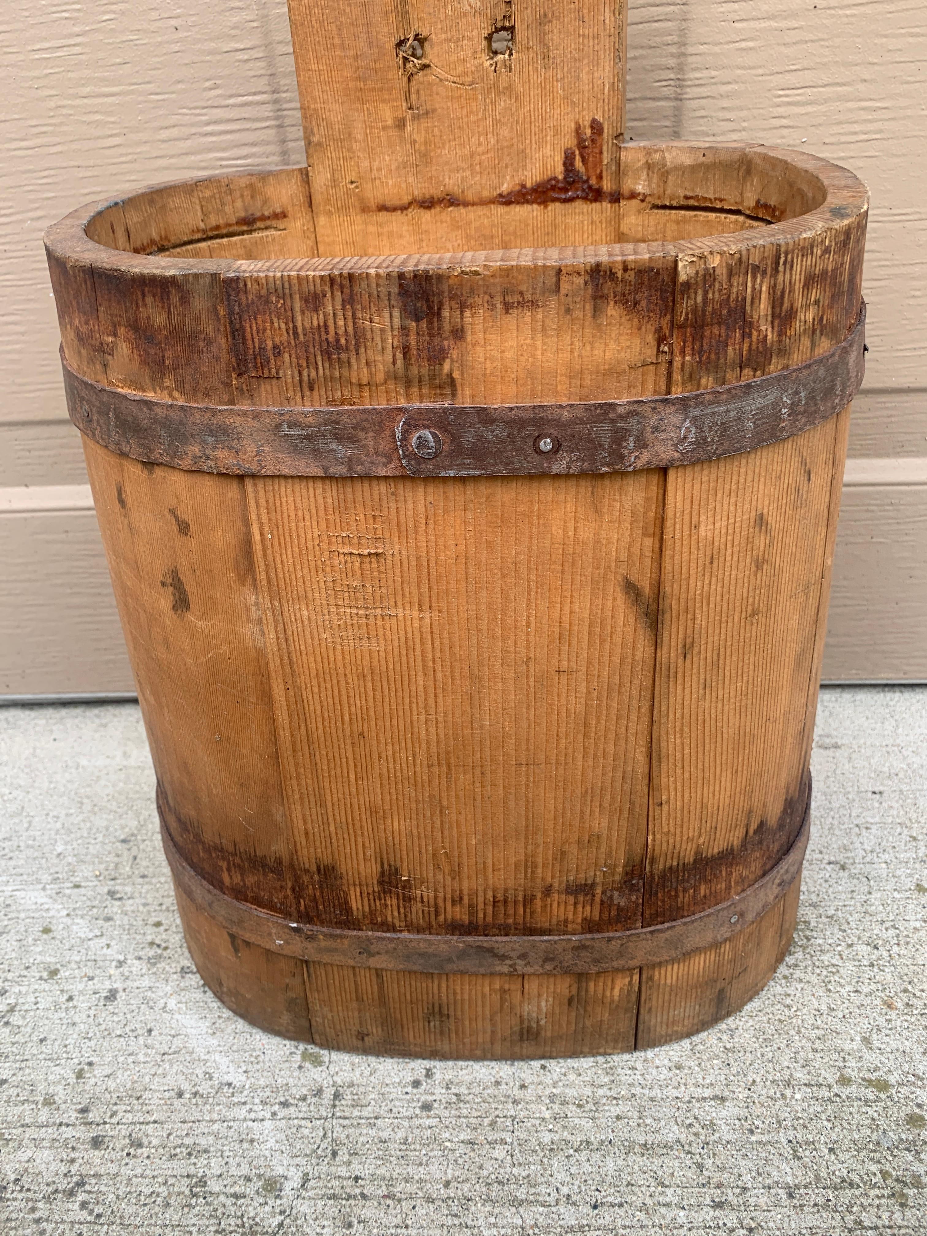 Ancien seau ou corbeille à papier en bois et en fer du 19e siècle en vente 3