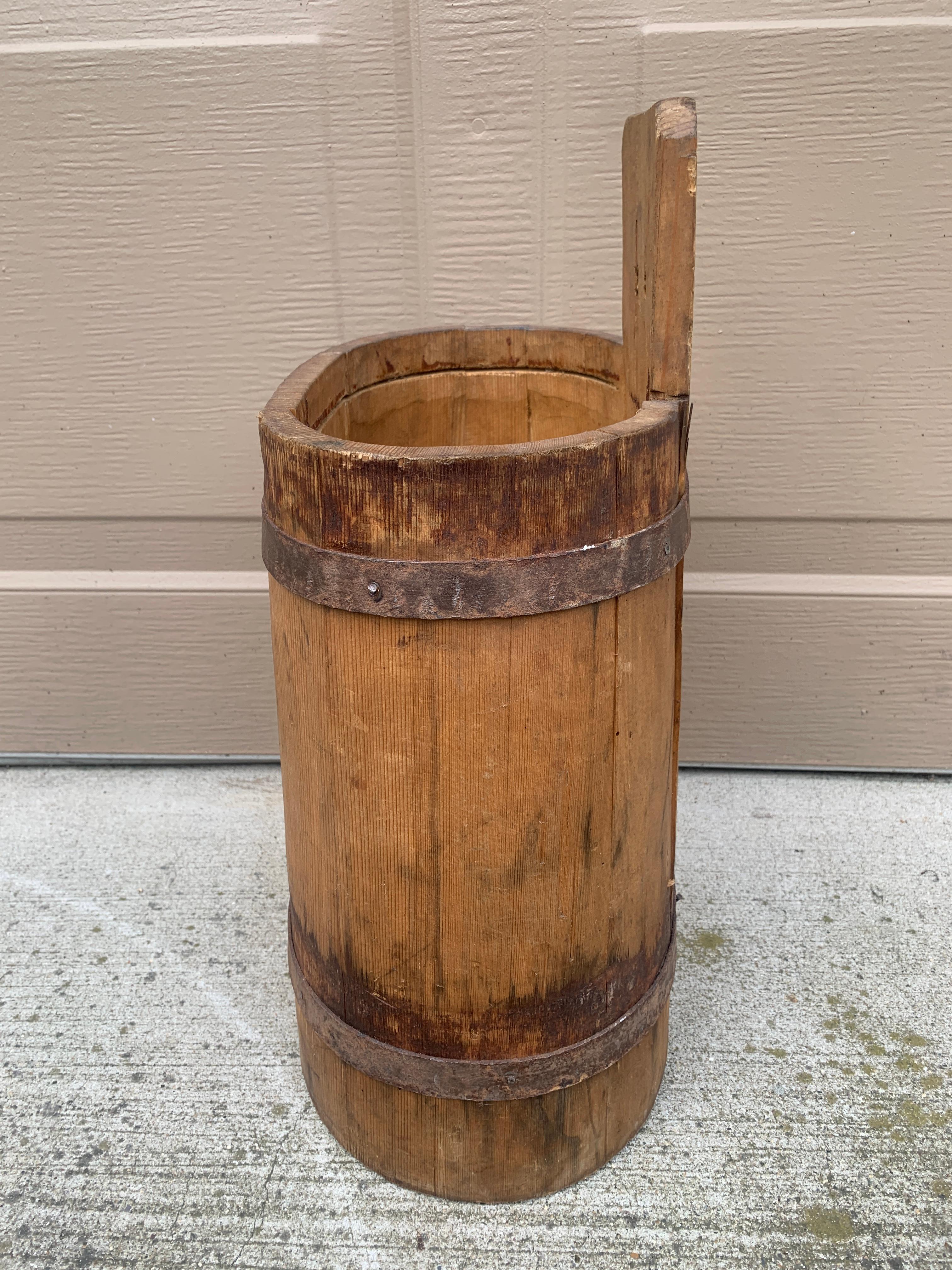 Ancien seau ou corbeille à papier en bois et en fer du 19e siècle en vente 4