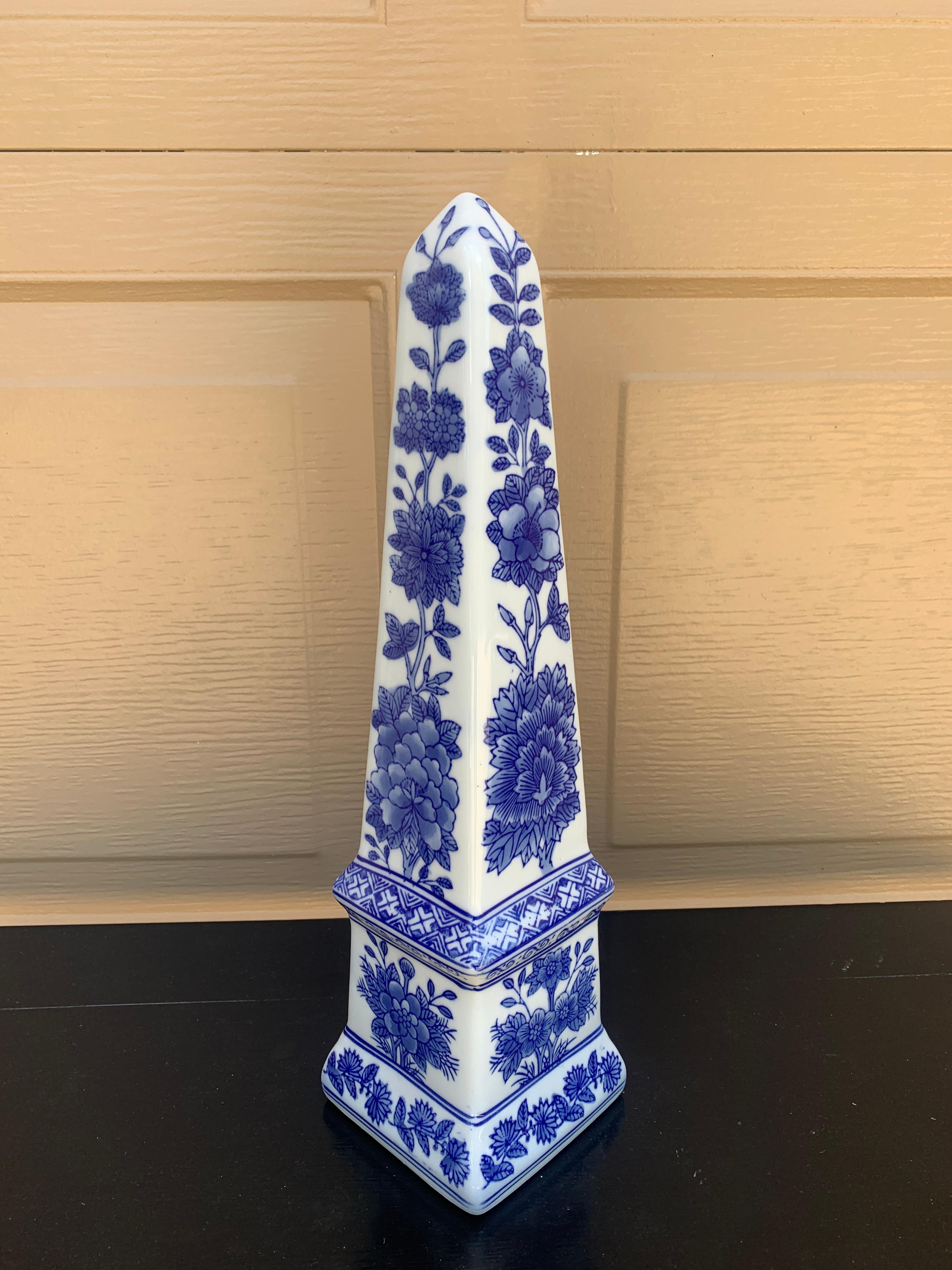 Ein wunderschöner Obelisk aus blau-weißem Porzellan im Stil des Neoklassizismus, der Chinoiserie oder der Grand Tour

Maße: 3,75 