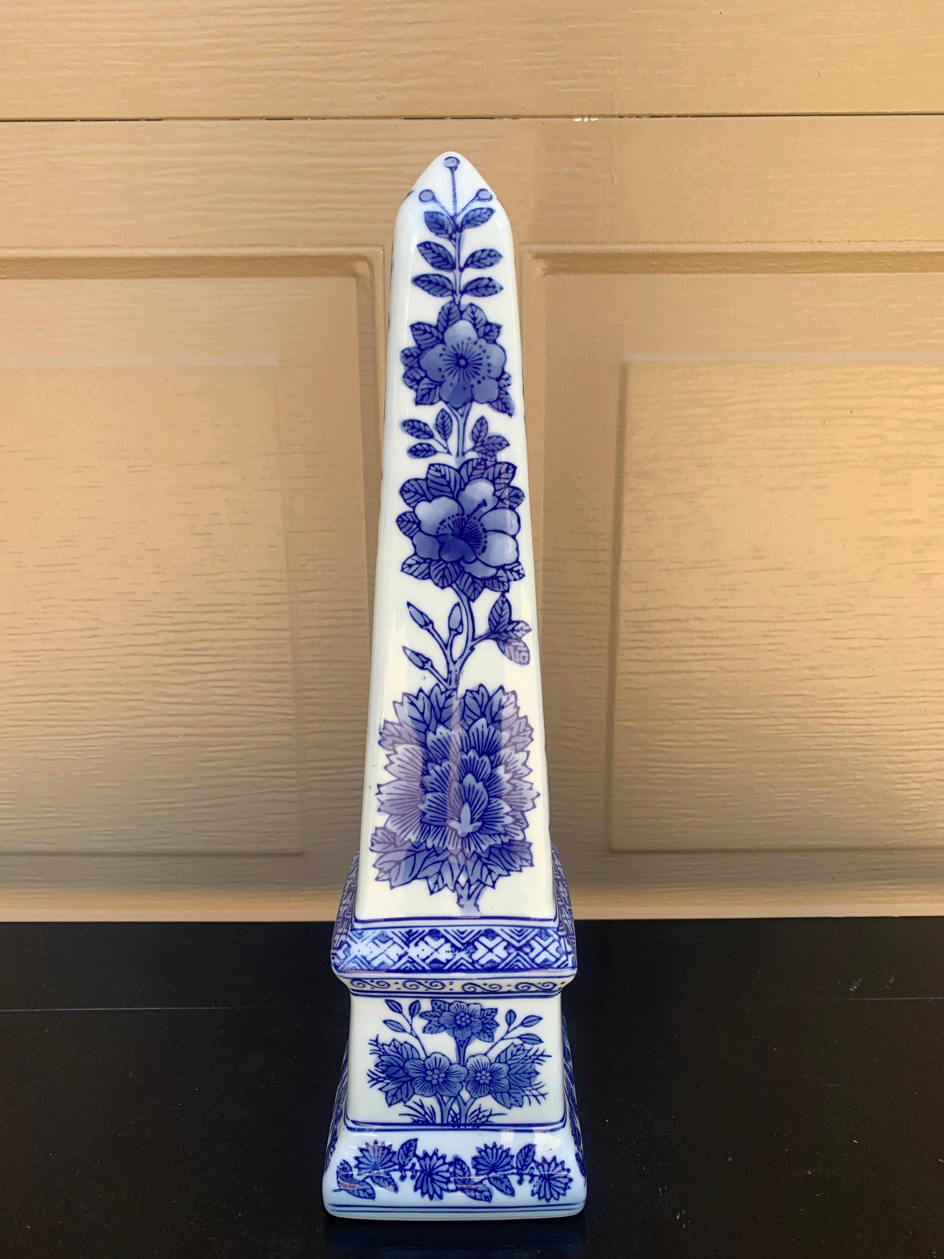 Neoklassische Französisch Land Porzellan blau und weiß Obelisk (Chinoiserie) im Angebot