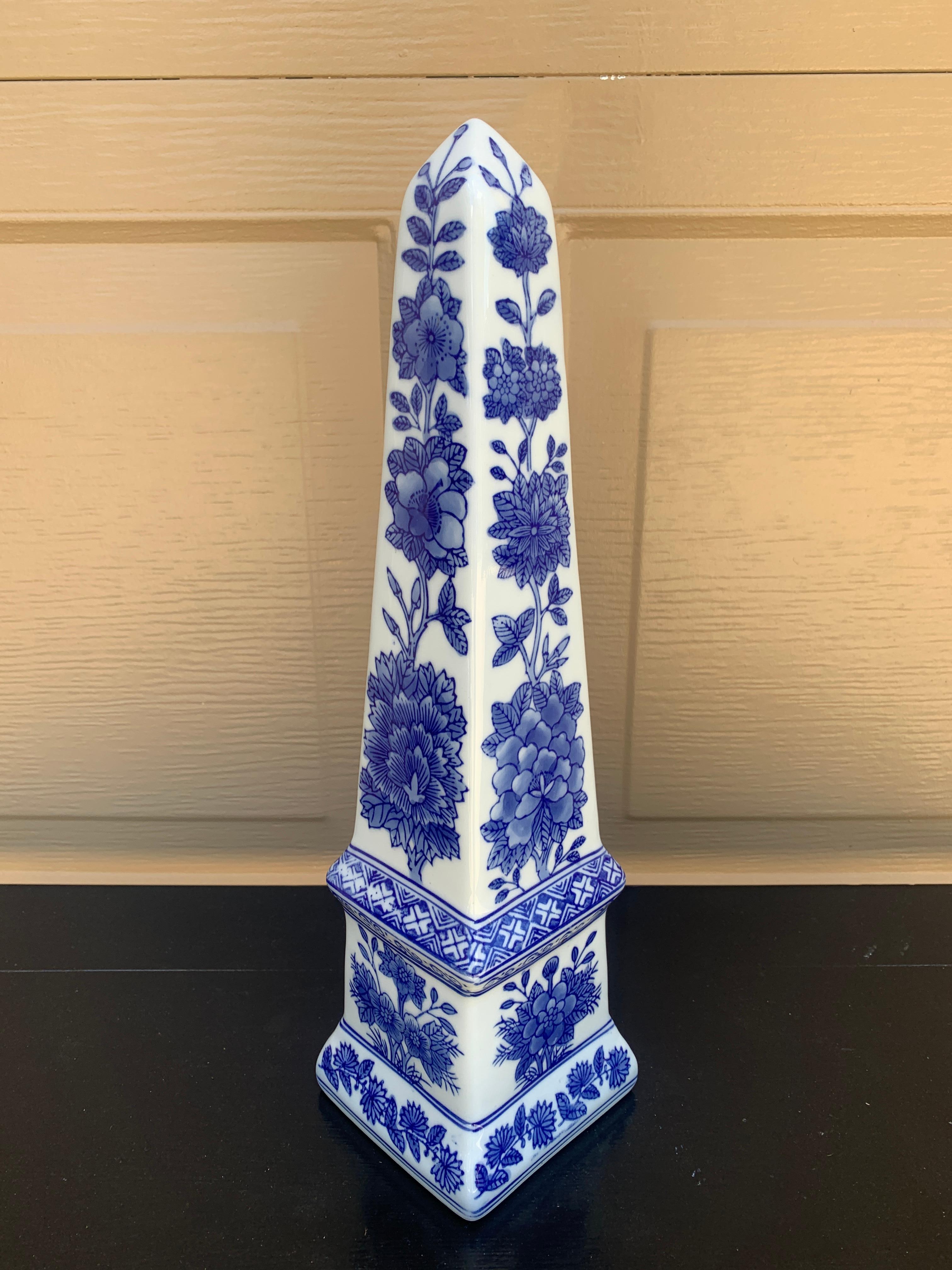 Neoklassische Französisch Land Porzellan blau und weiß Obelisk (Chinesisch) im Angebot