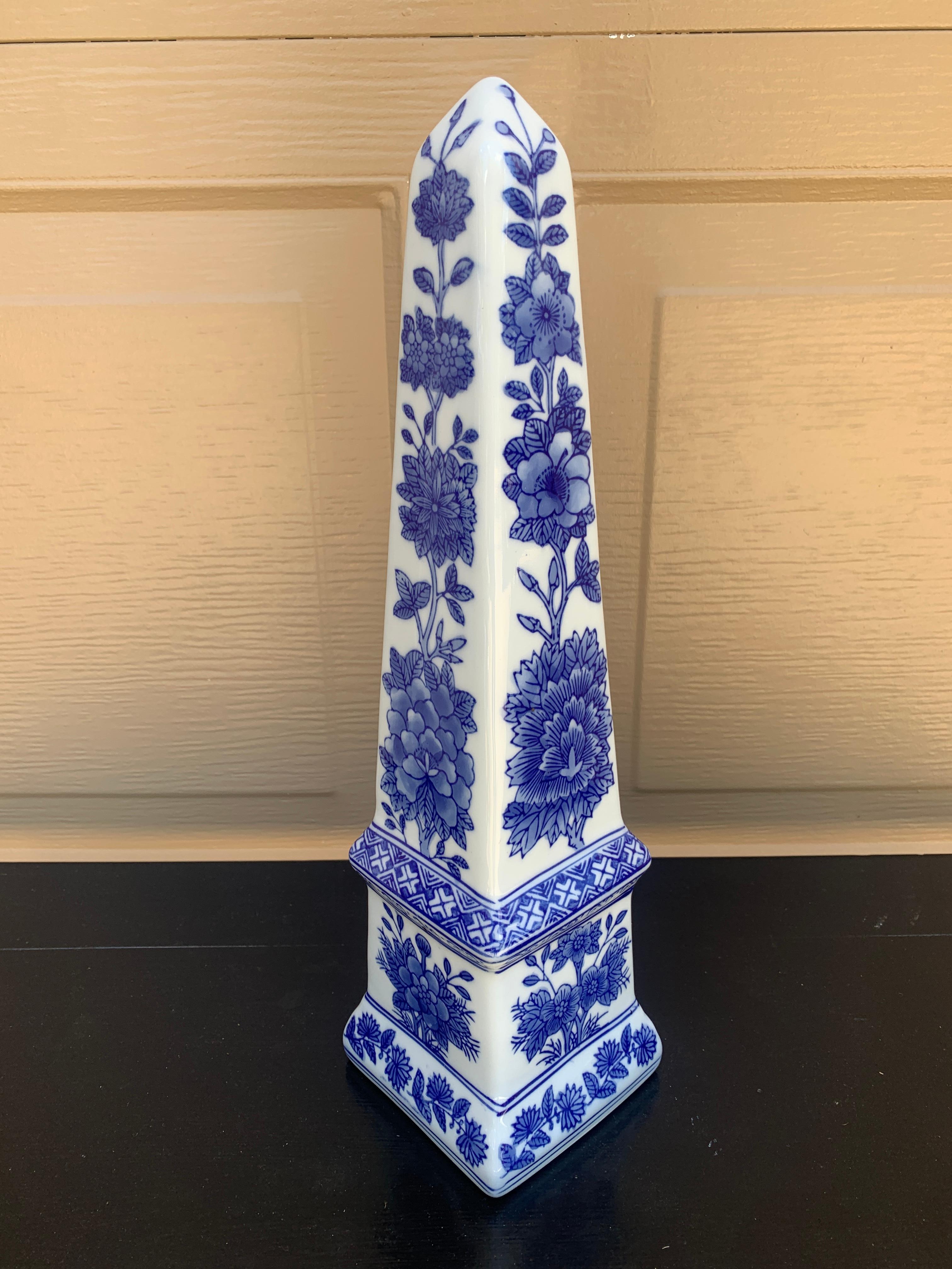 Neoklassische Französisch Land Porzellan blau und weiß Obelisk (20. Jahrhundert) im Angebot