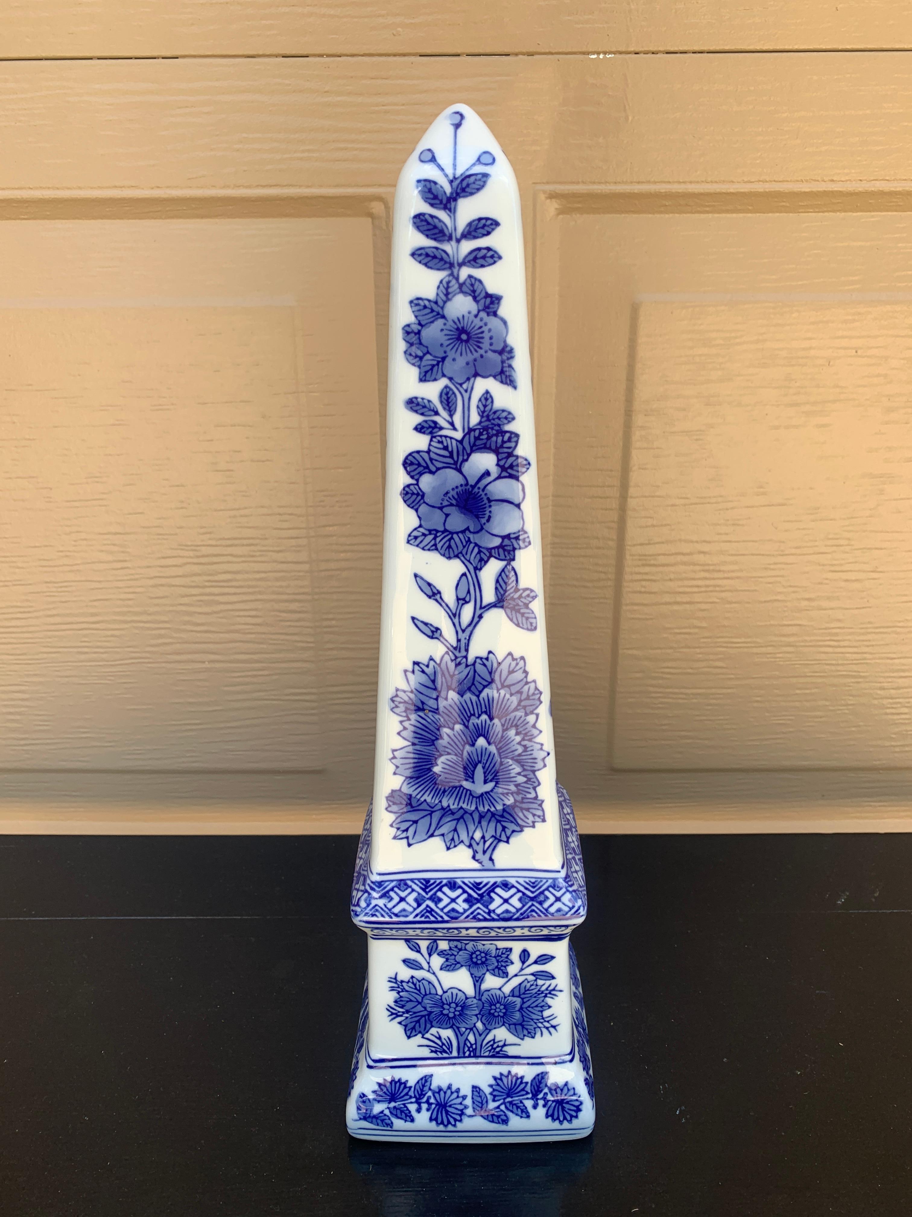 Neoklassische Französisch Land Porzellan blau und weiß Obelisk (Marmor) im Angebot