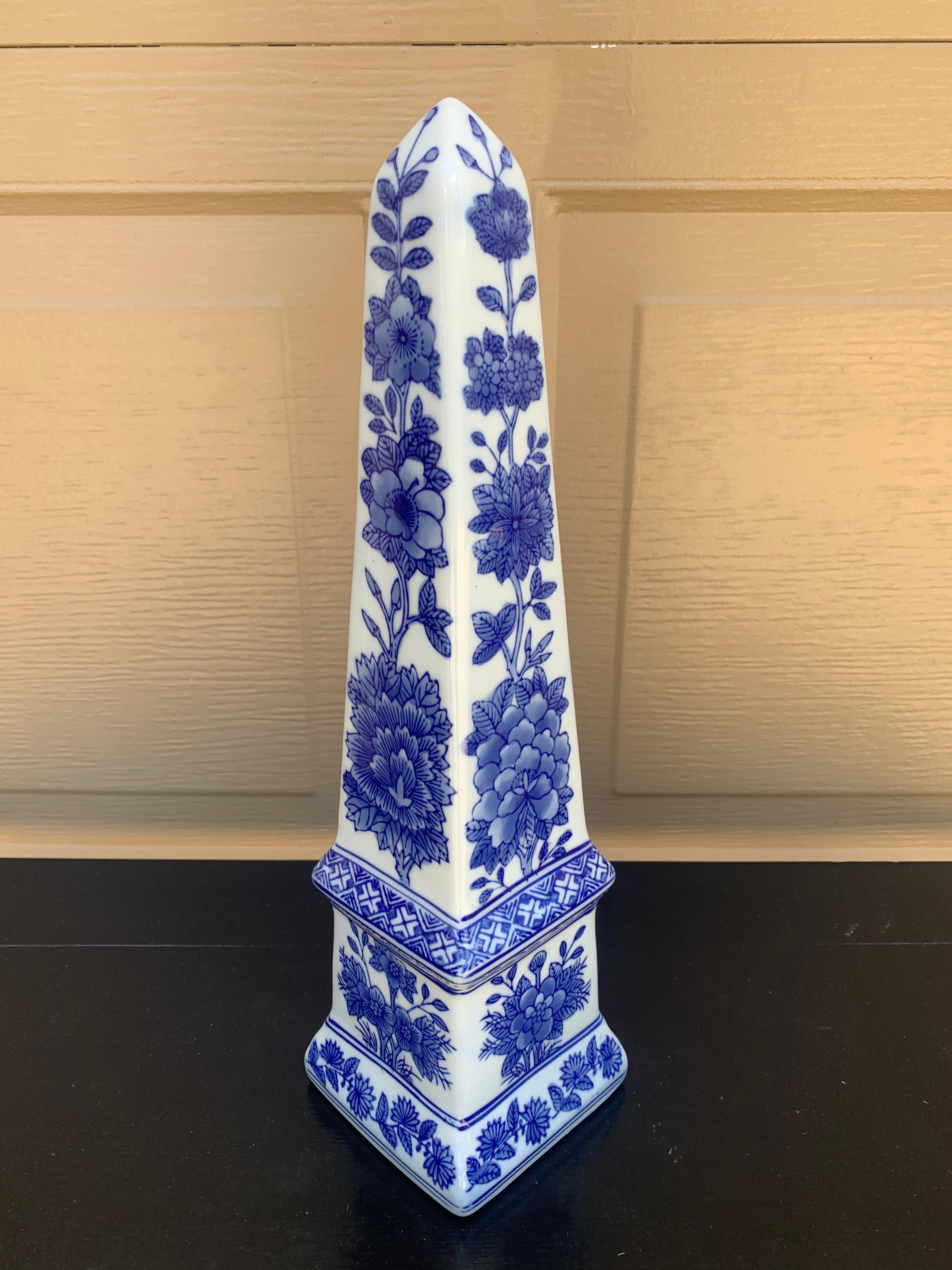 Neoklassische Französisch Land Porzellan blau und weiß Obelisk im Angebot 1