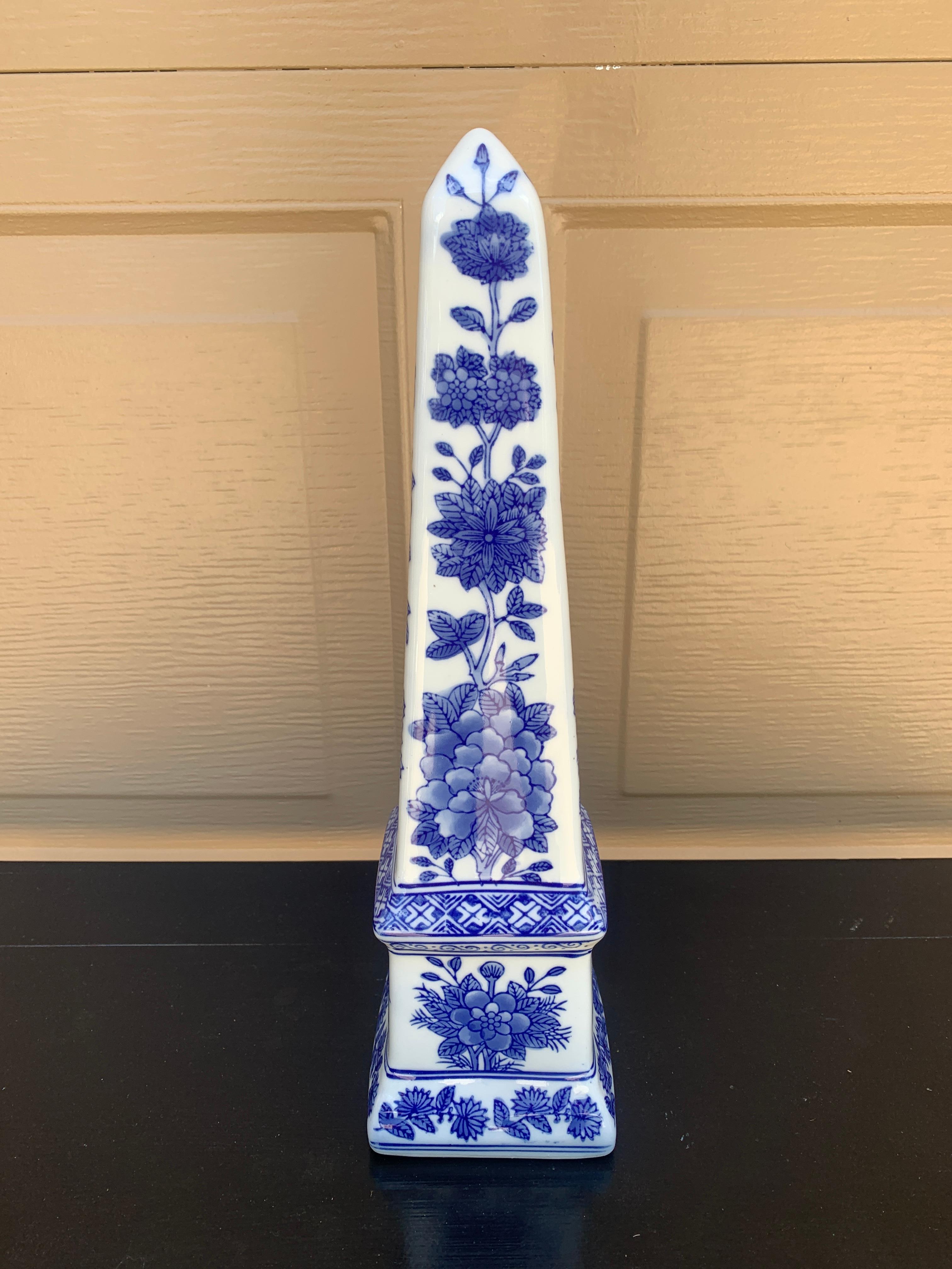 Neoklassische Französisch Land Porzellan blau und weiß Obelisk im Angebot 2