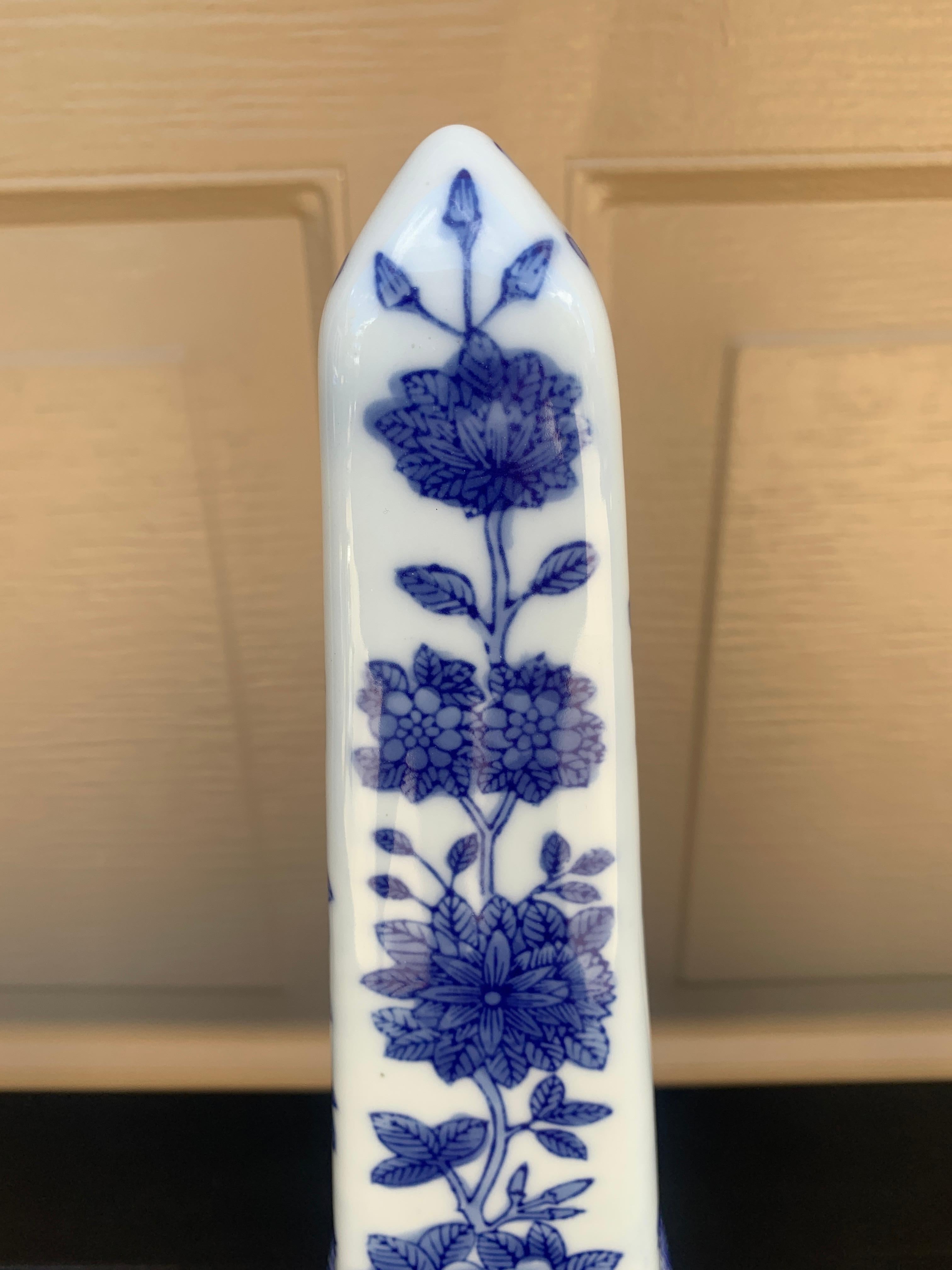 Neoklassische Französisch Land Porzellan blau und weiß Obelisk im Angebot 3