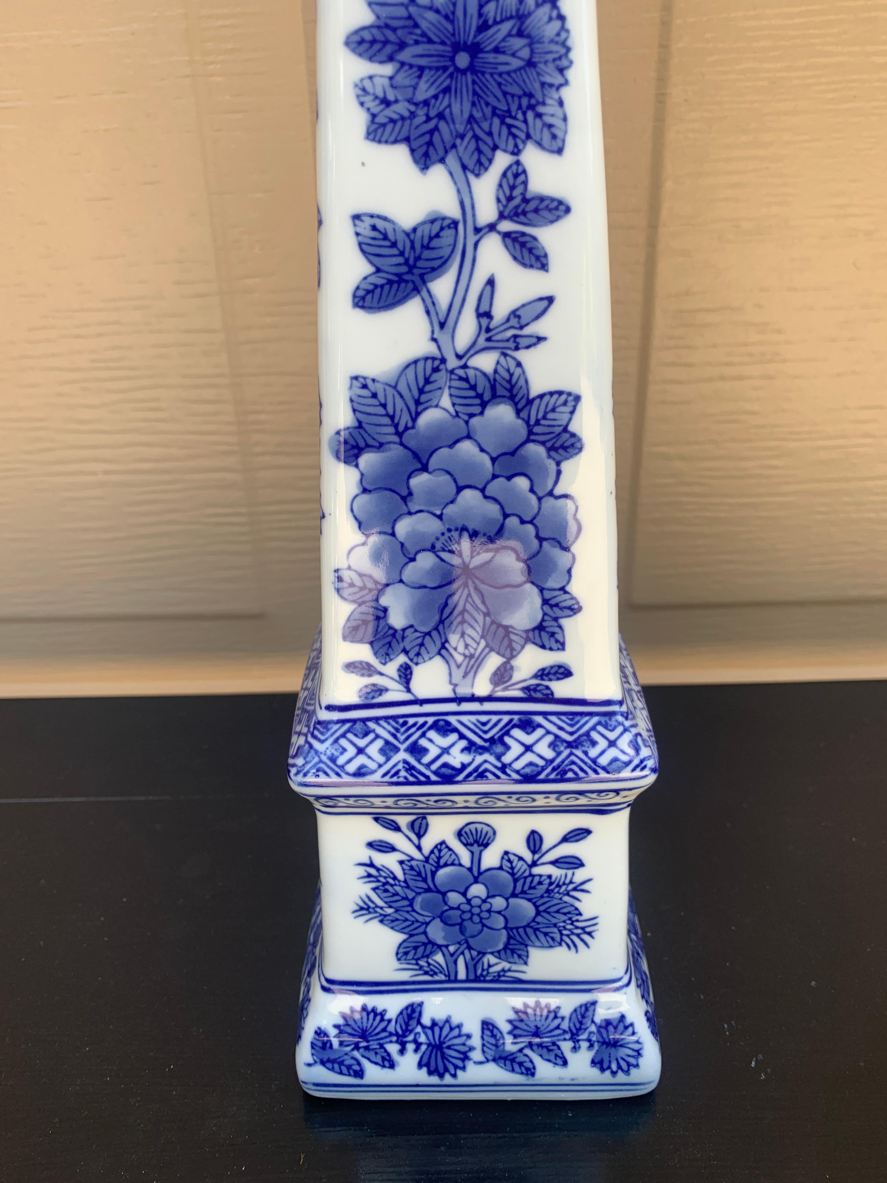 Neoklassische Französisch Land Porzellan blau und weiß Obelisk im Angebot 4