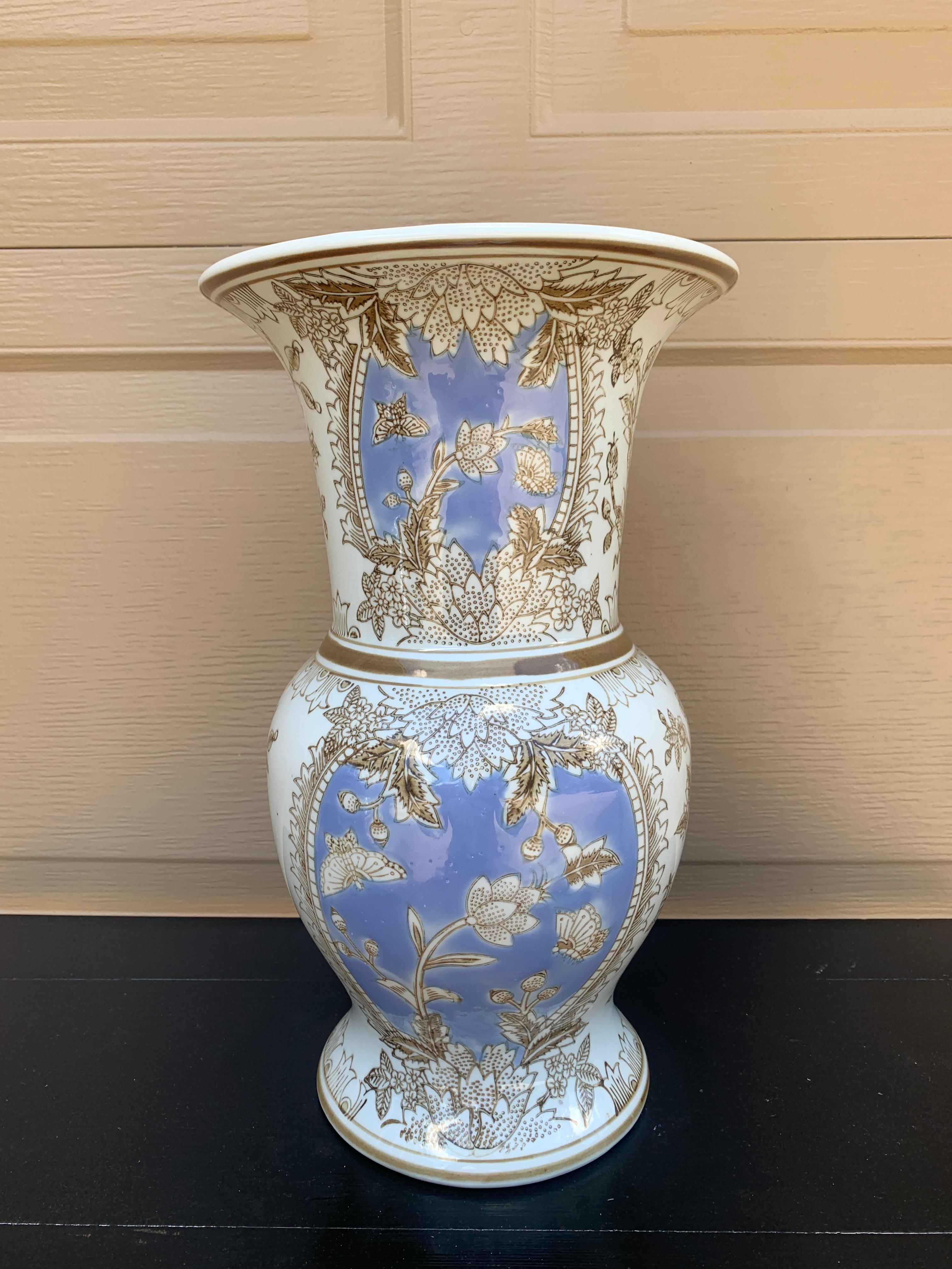 Uno splendido vaso in porcellana bianca e blu con un motivo floreale

Cina, fine del XX secolo

Misure: 8,25