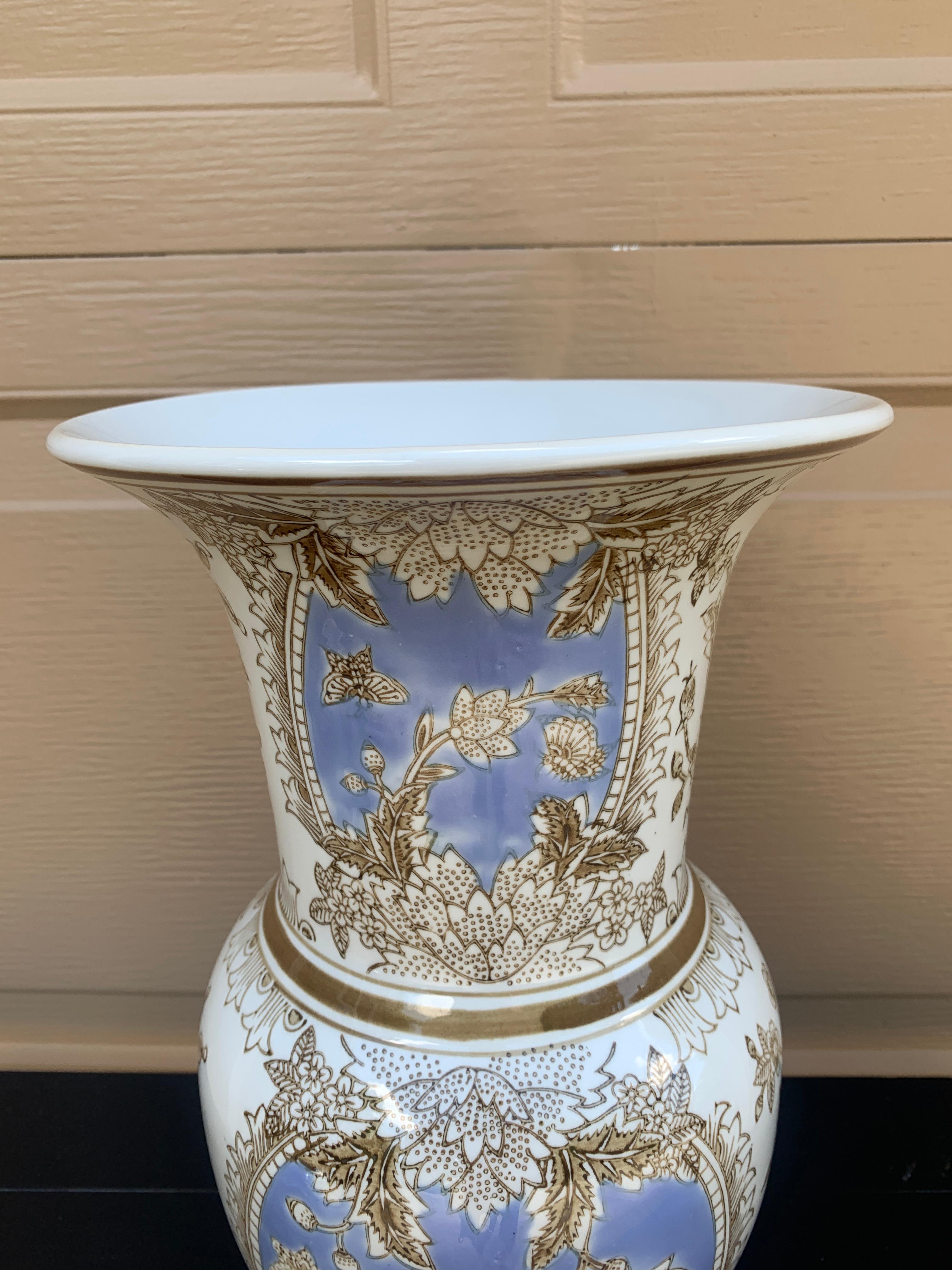 Vaso in porcellana bianca e blu Chinoiserie In condizioni buone in vendita a Elkhart, IN
