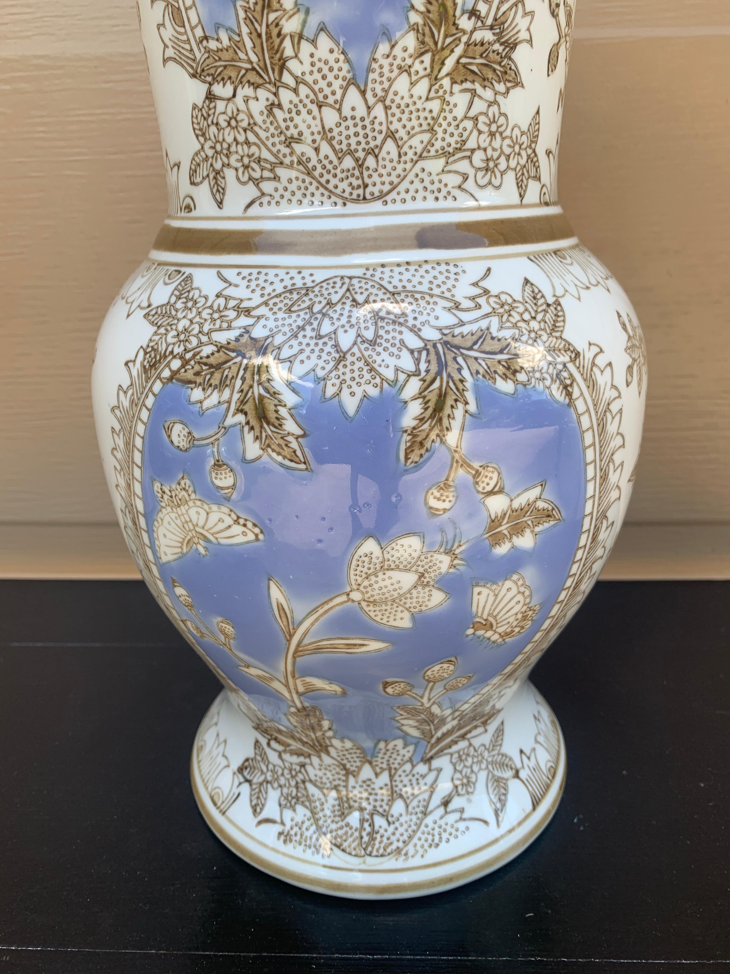 XX secolo Vaso in porcellana bianca e blu Chinoiserie in vendita