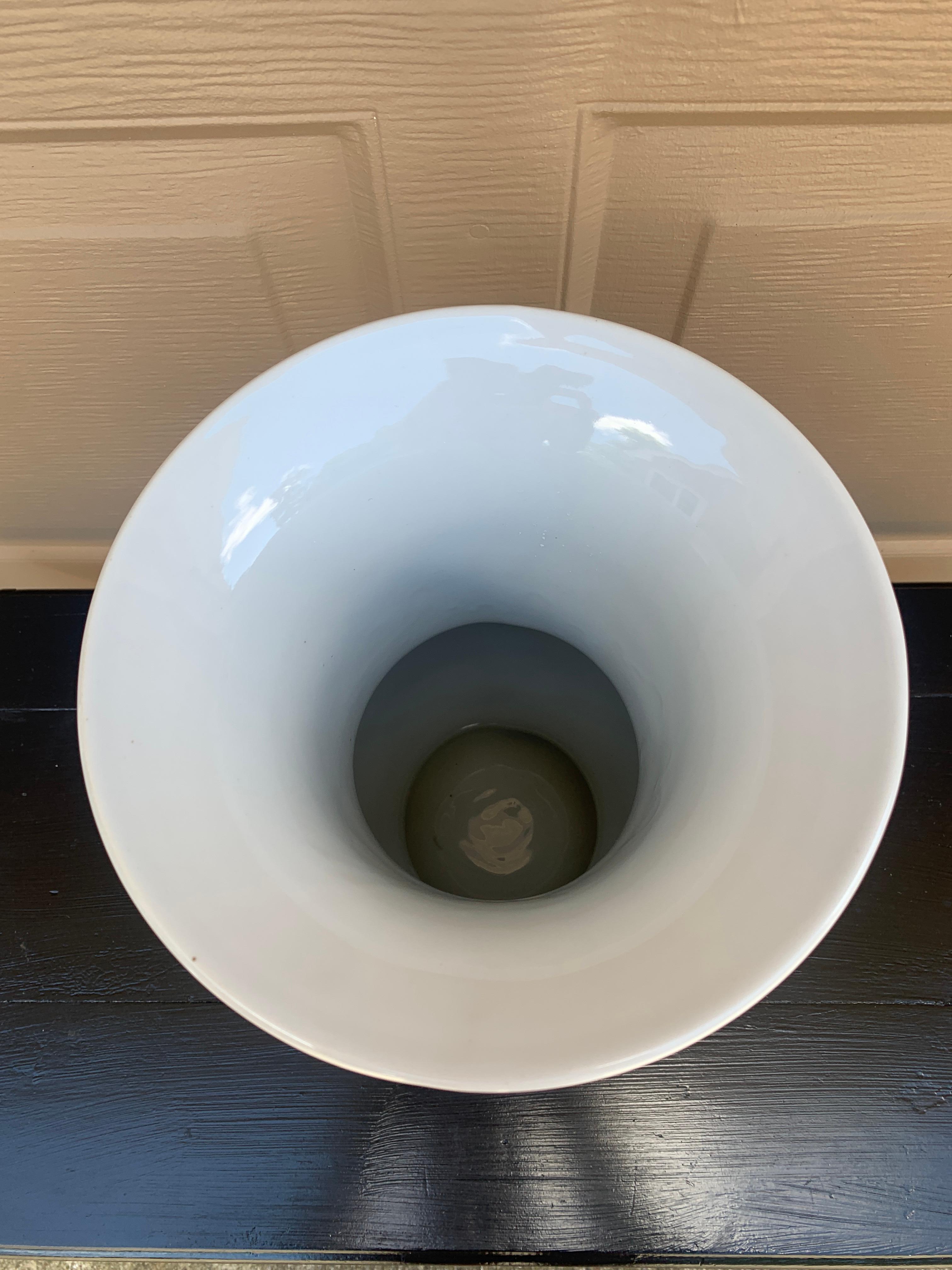 Porcellana Vaso in porcellana bianca e blu Chinoiserie in vendita