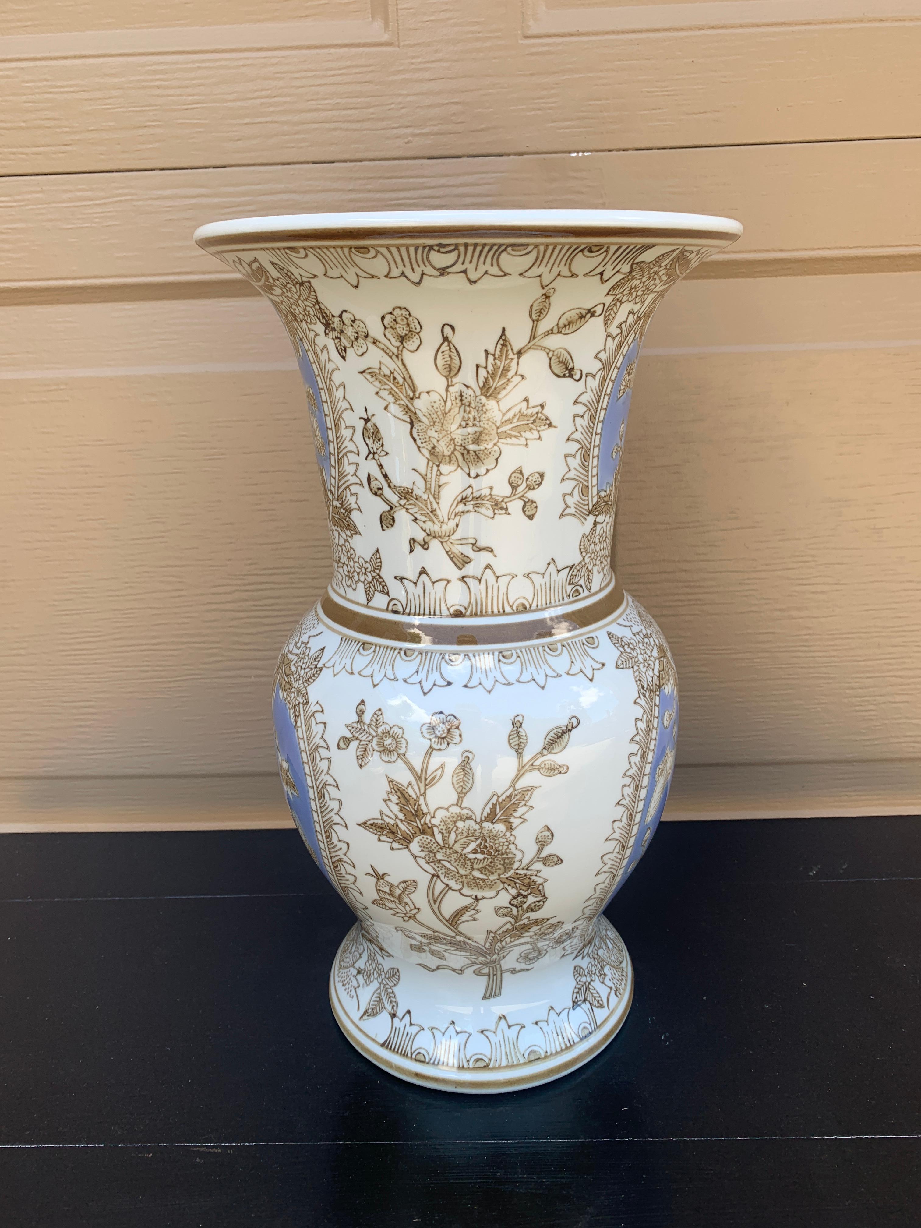 Vaso in porcellana bianca e blu Chinoiserie in vendita 1