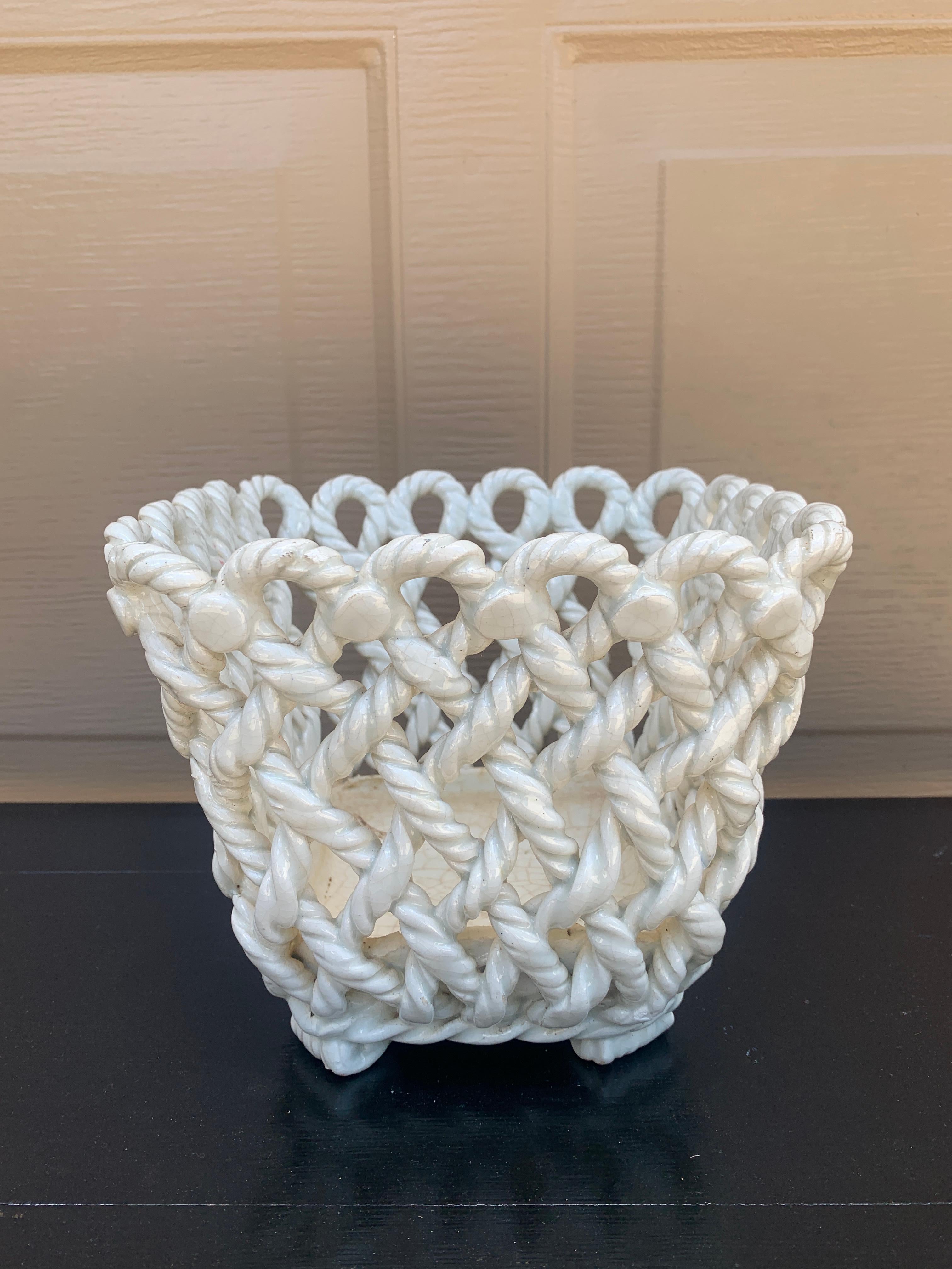 Französischer Blumenkästenkorb aus weißer Keramik mit gewebtem Seil, Landhausstil (Französische Provence) im Angebot