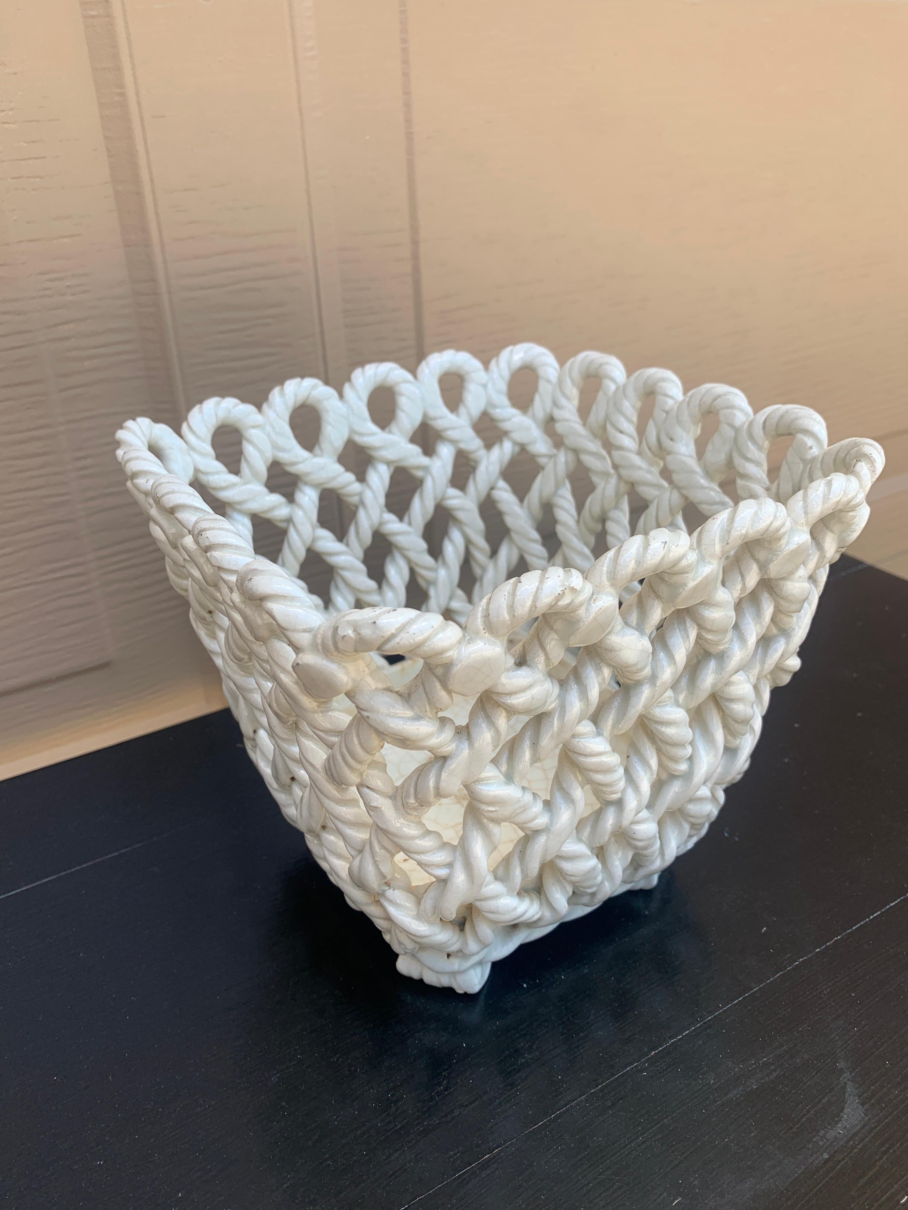 Französischer Blumenkästenkorb aus weißer Keramik mit gewebtem Seil, Landhausstil im Zustand „Gut“ im Angebot in Elkhart, IN