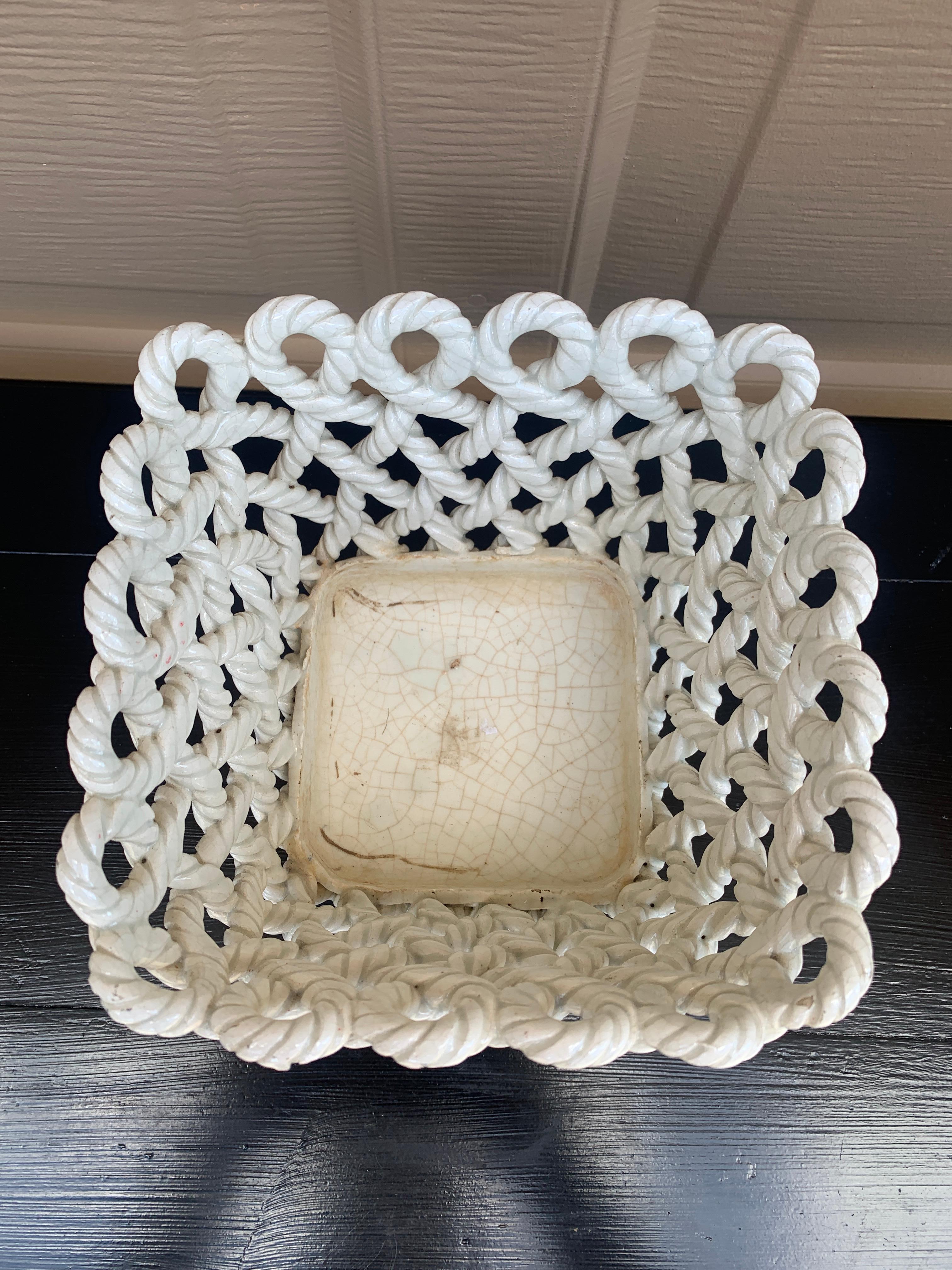 Französischer Blumenkästenkorb aus weißer Keramik mit gewebtem Seil, Landhausstil (Mitte des 20. Jahrhunderts) im Angebot
