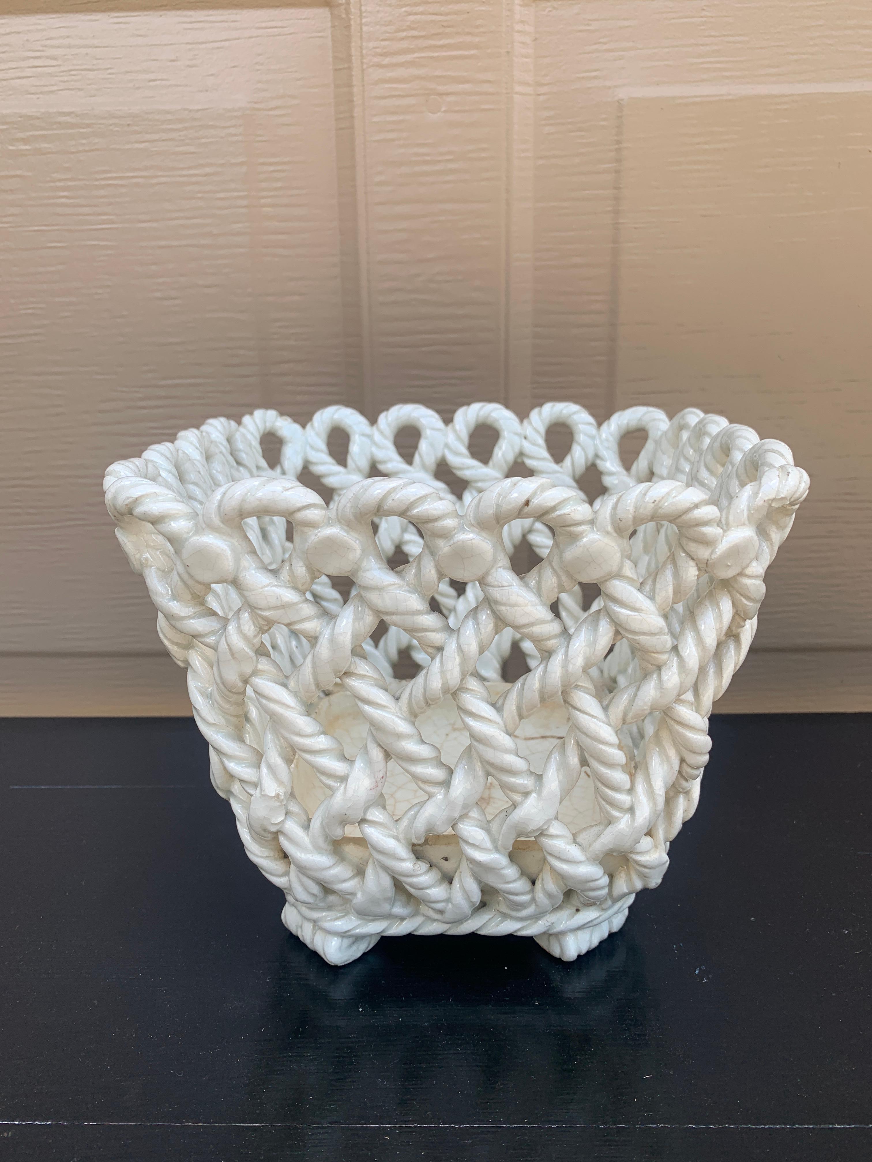 Französischer Blumenkästenkorb aus weißer Keramik mit gewebtem Seil, Landhausstil im Angebot 4