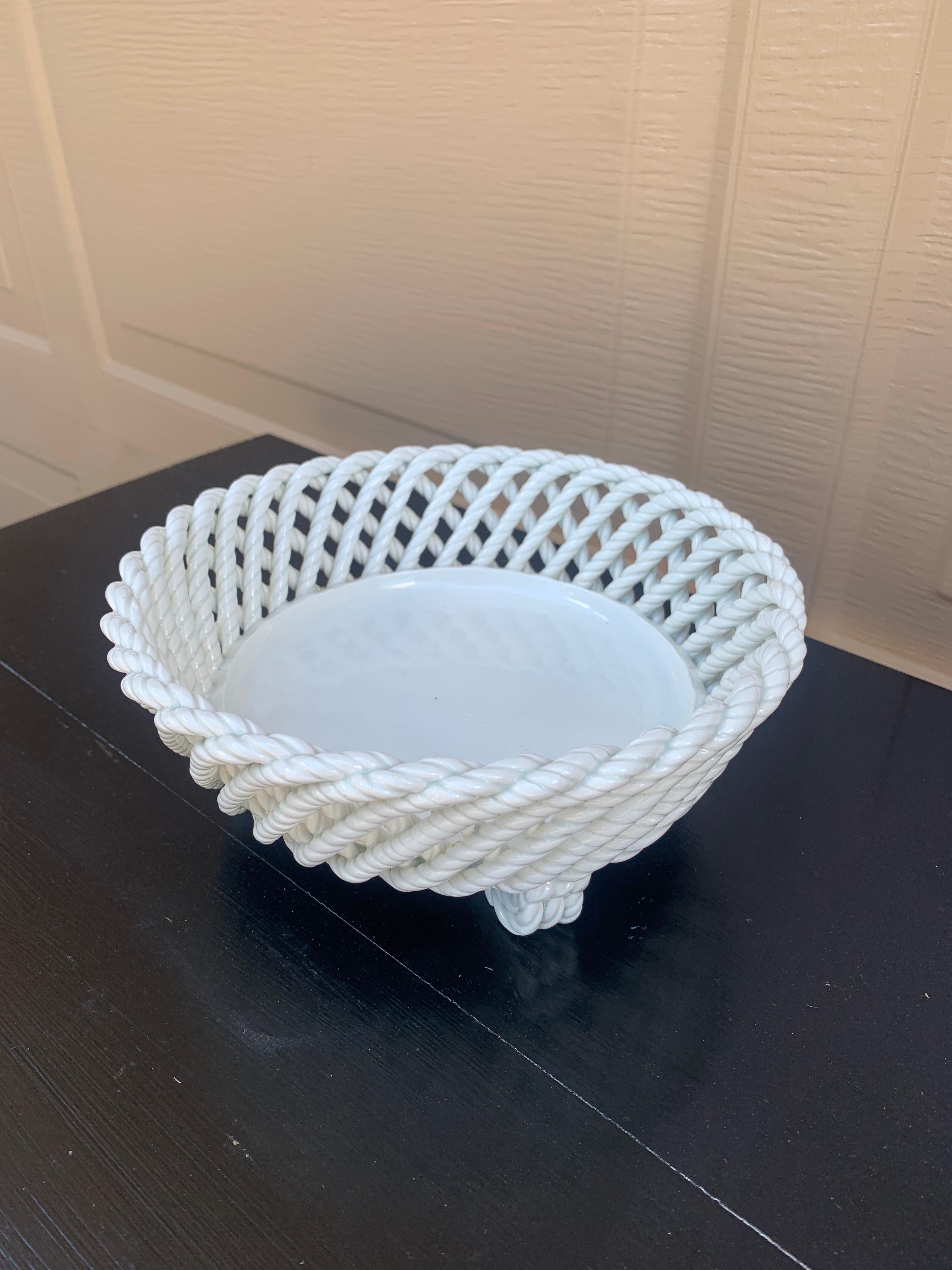 Französischer Blumenkästenkorb aus weißer Keramik mit gewebtem Seil, Landhausstil (Französische Provence) im Angebot