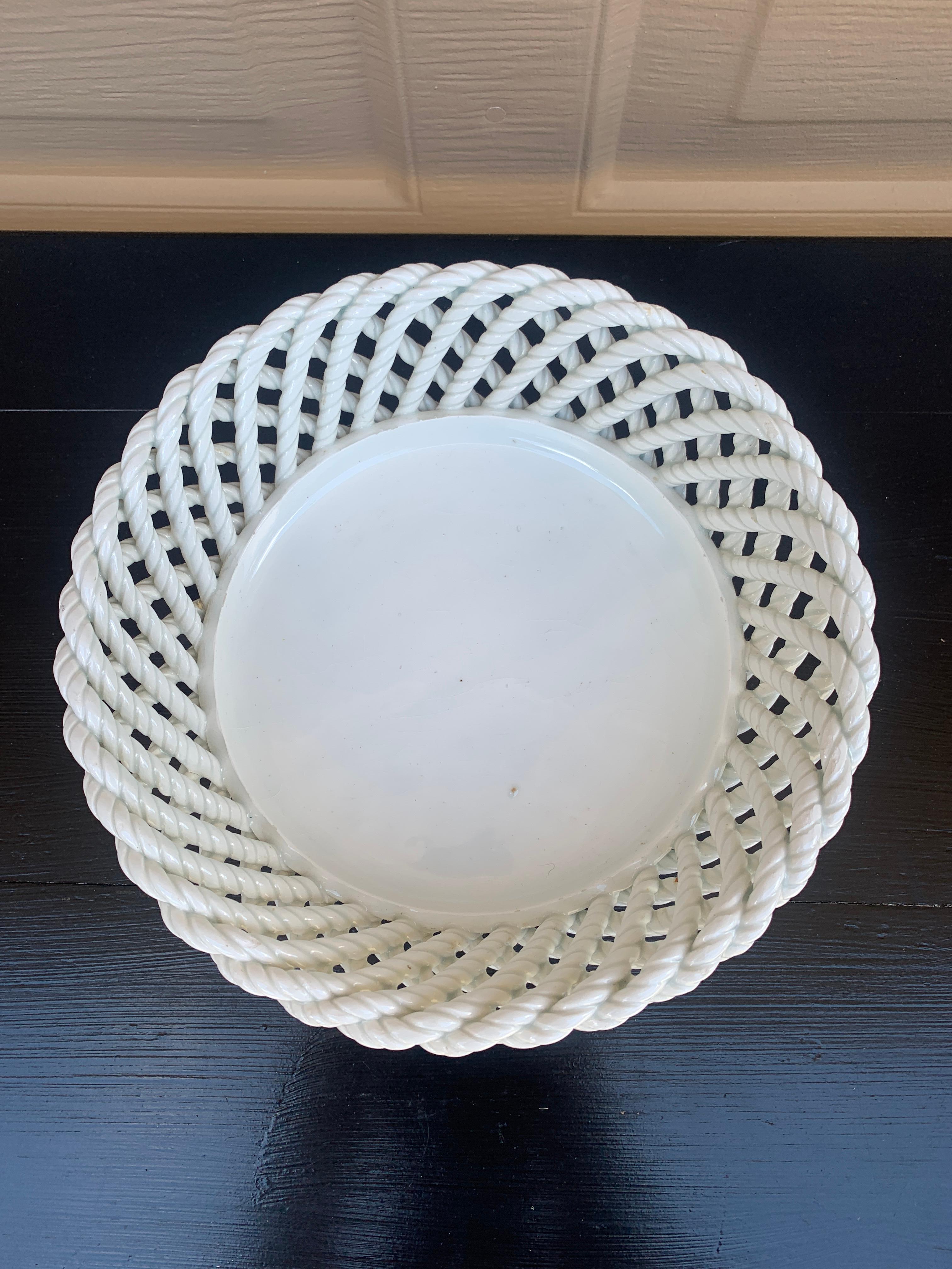 Französischer Blumenkästenkorb aus weißer Keramik mit gewebtem Seil, Landhausstil im Angebot 1
