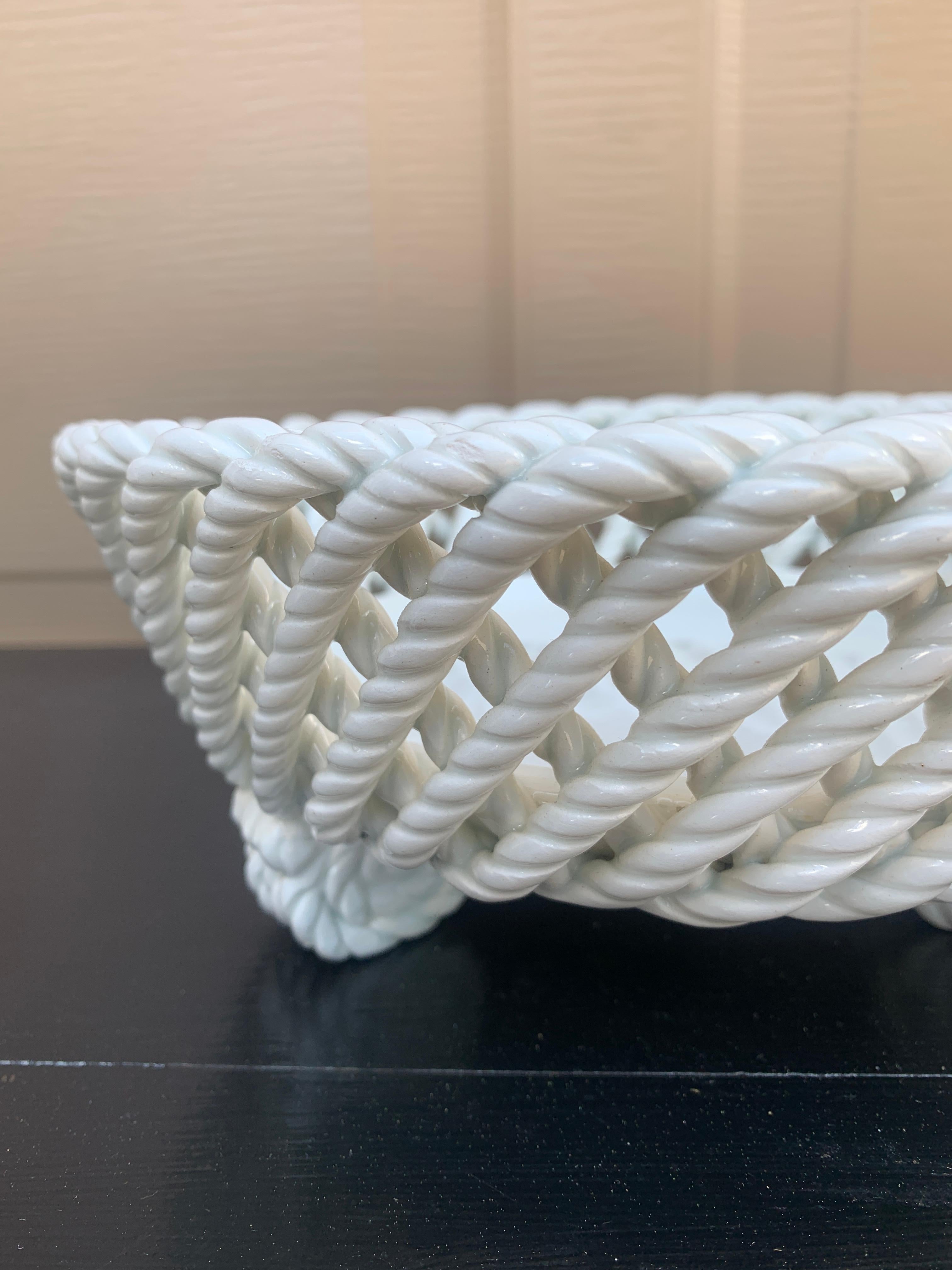 Französischer Blumenkästenkorb aus weißer Keramik mit gewebtem Seil, Landhausstil im Angebot 3
