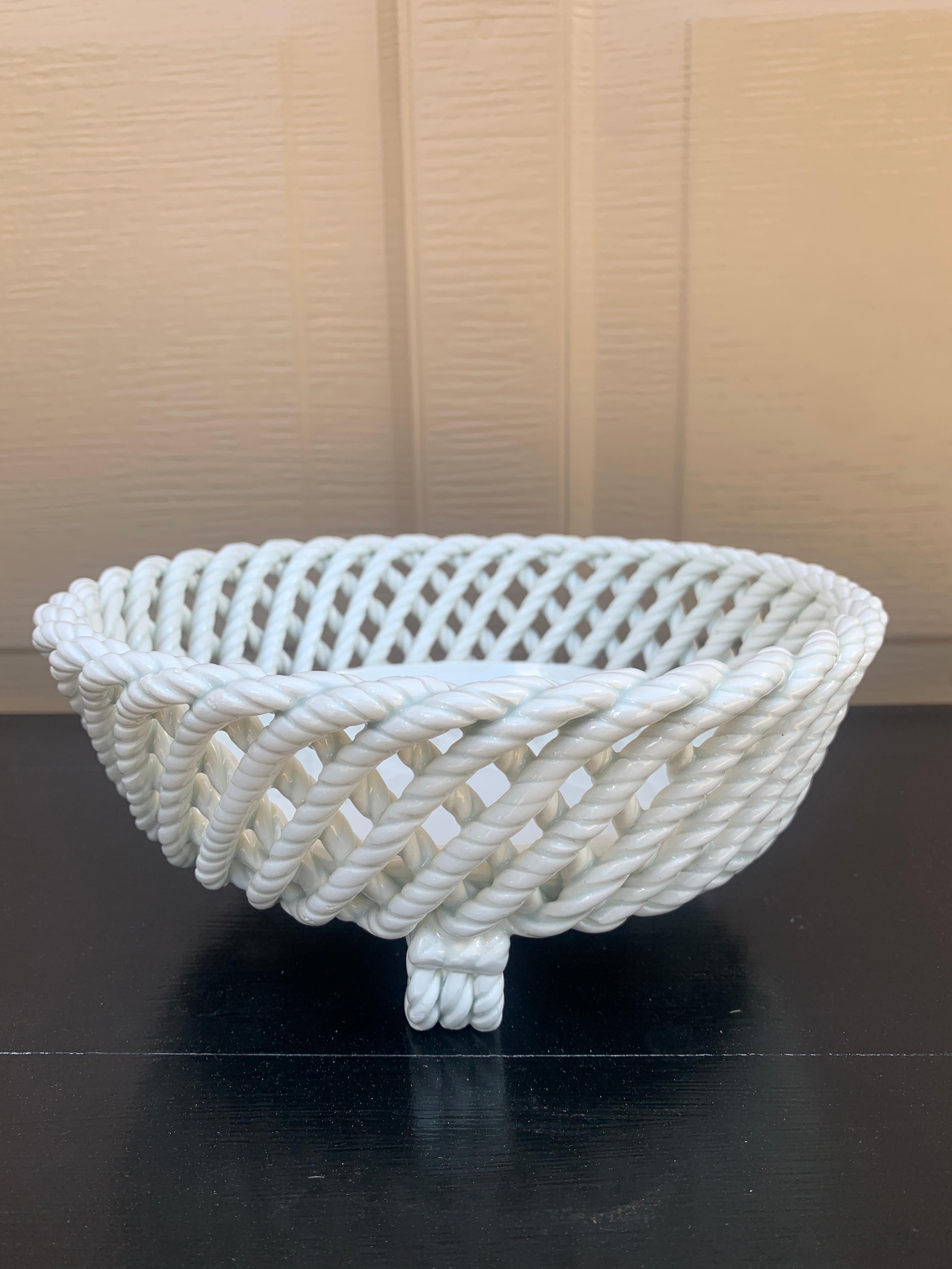 Französischer Blumenkästenkorb aus weißer Keramik mit gewebtem Seil, Landhausstil im Angebot 4