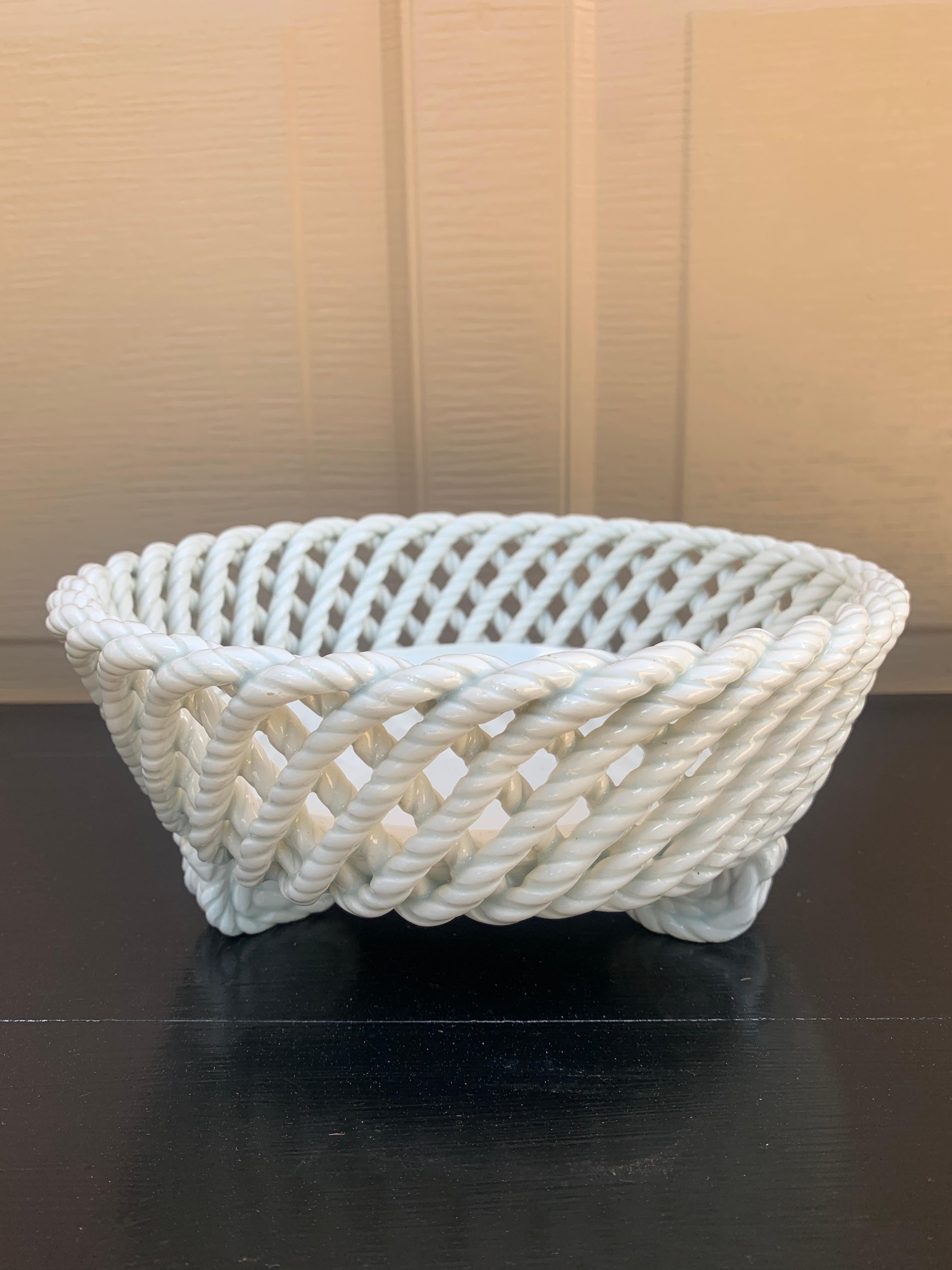 Französischer Blumenkästenkorb aus weißer Keramik mit gewebtem Seil, Landhausstil im Angebot 5
