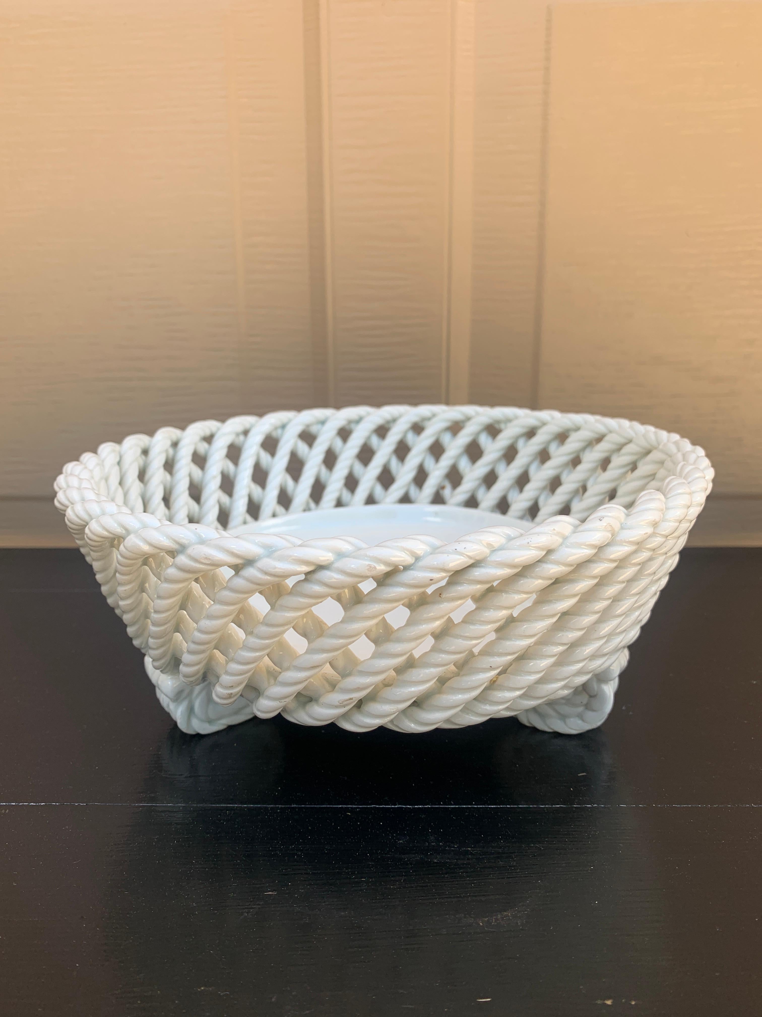 Französischer Blumenkästenkorb aus weißer Keramik mit gewebtem Seil, Landhausstil im Angebot 7