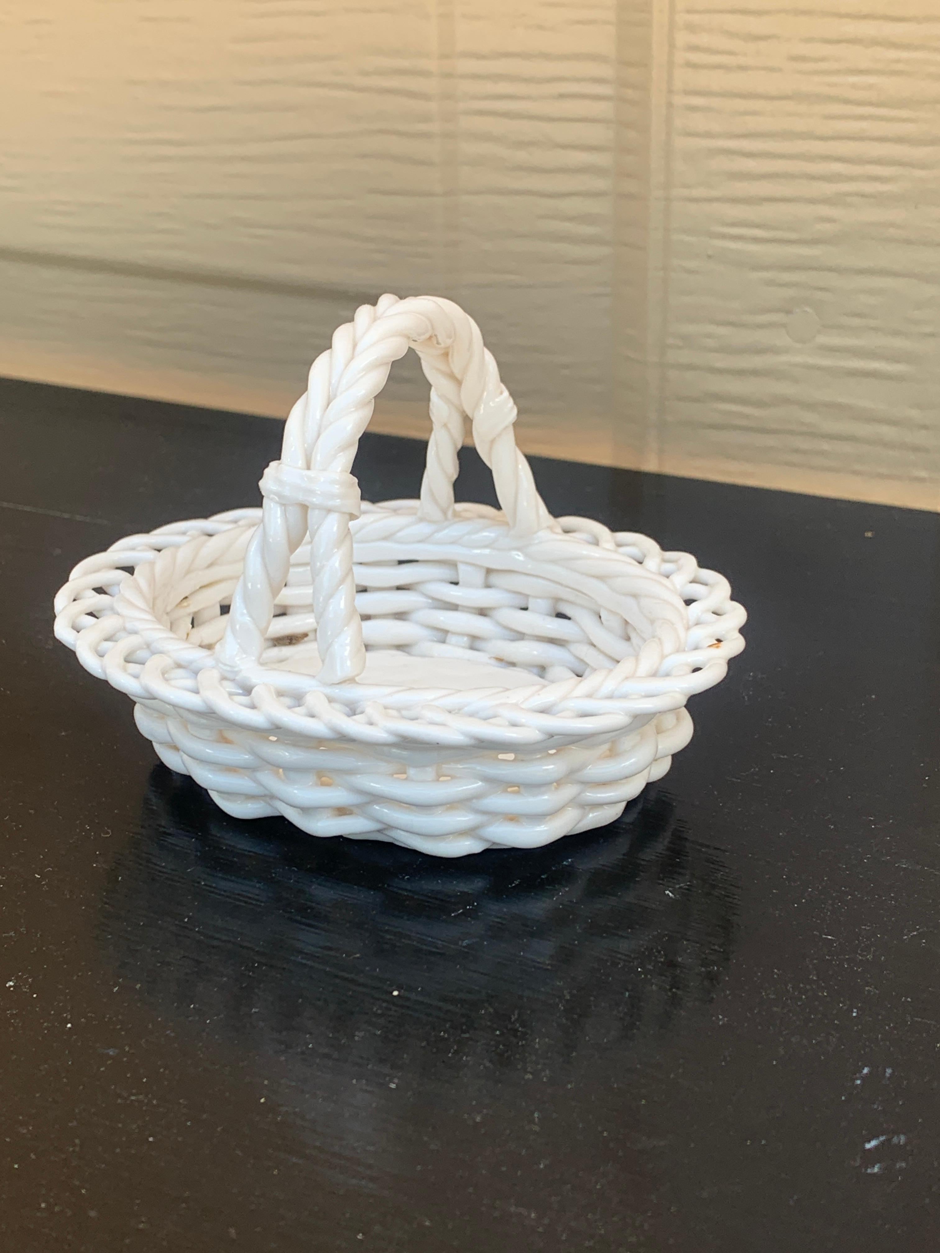 Stile provenzale Cestino in ceramica bianca French Country Whiting in vendita