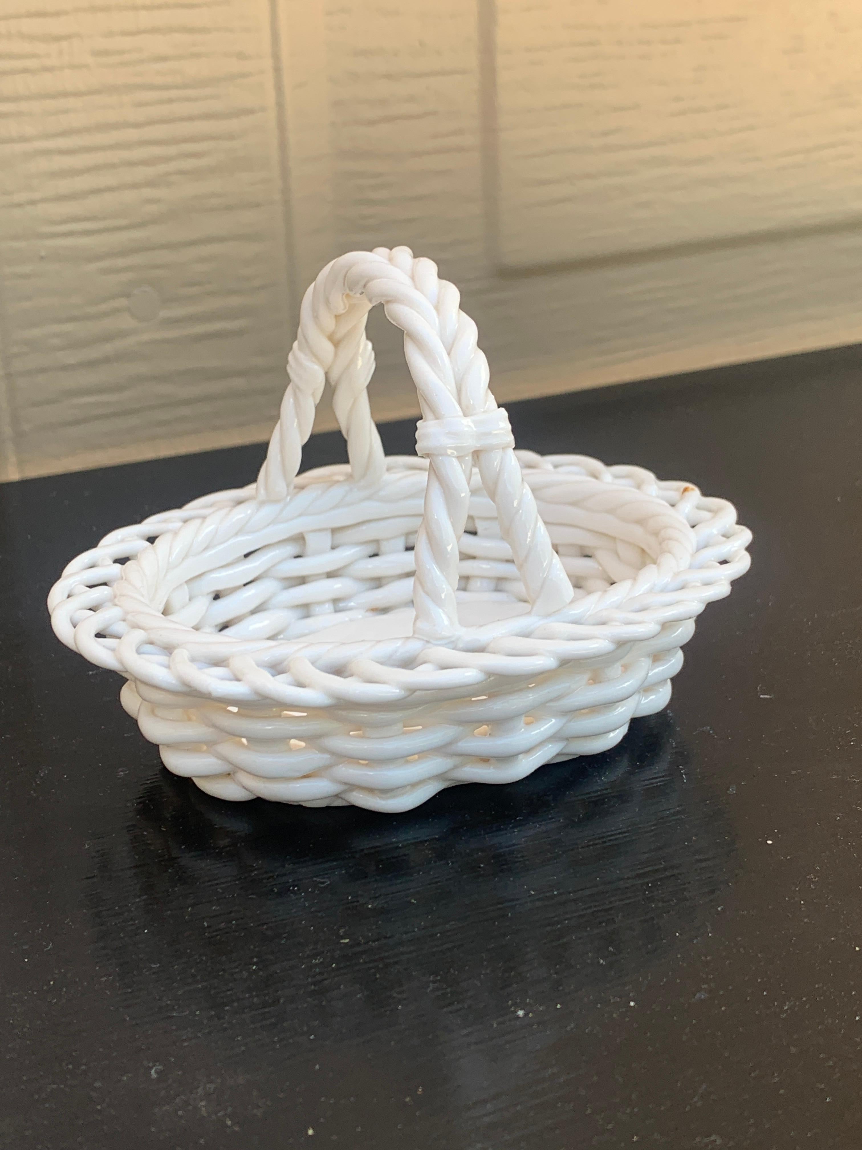 Francese Cestino in ceramica bianca French Country Whiting in vendita