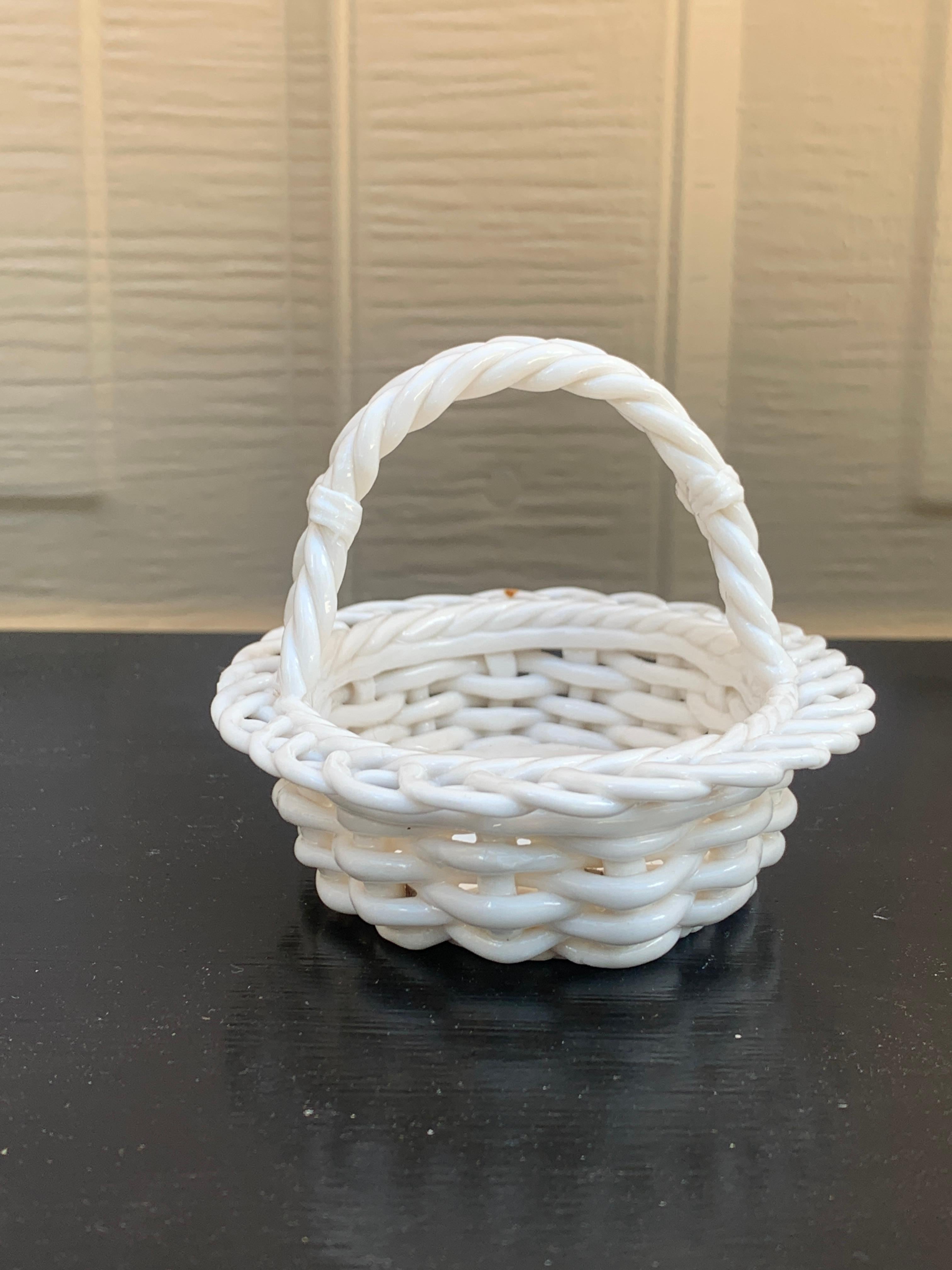 Fine XX secolo Cestino in ceramica bianca French Country Whiting in vendita