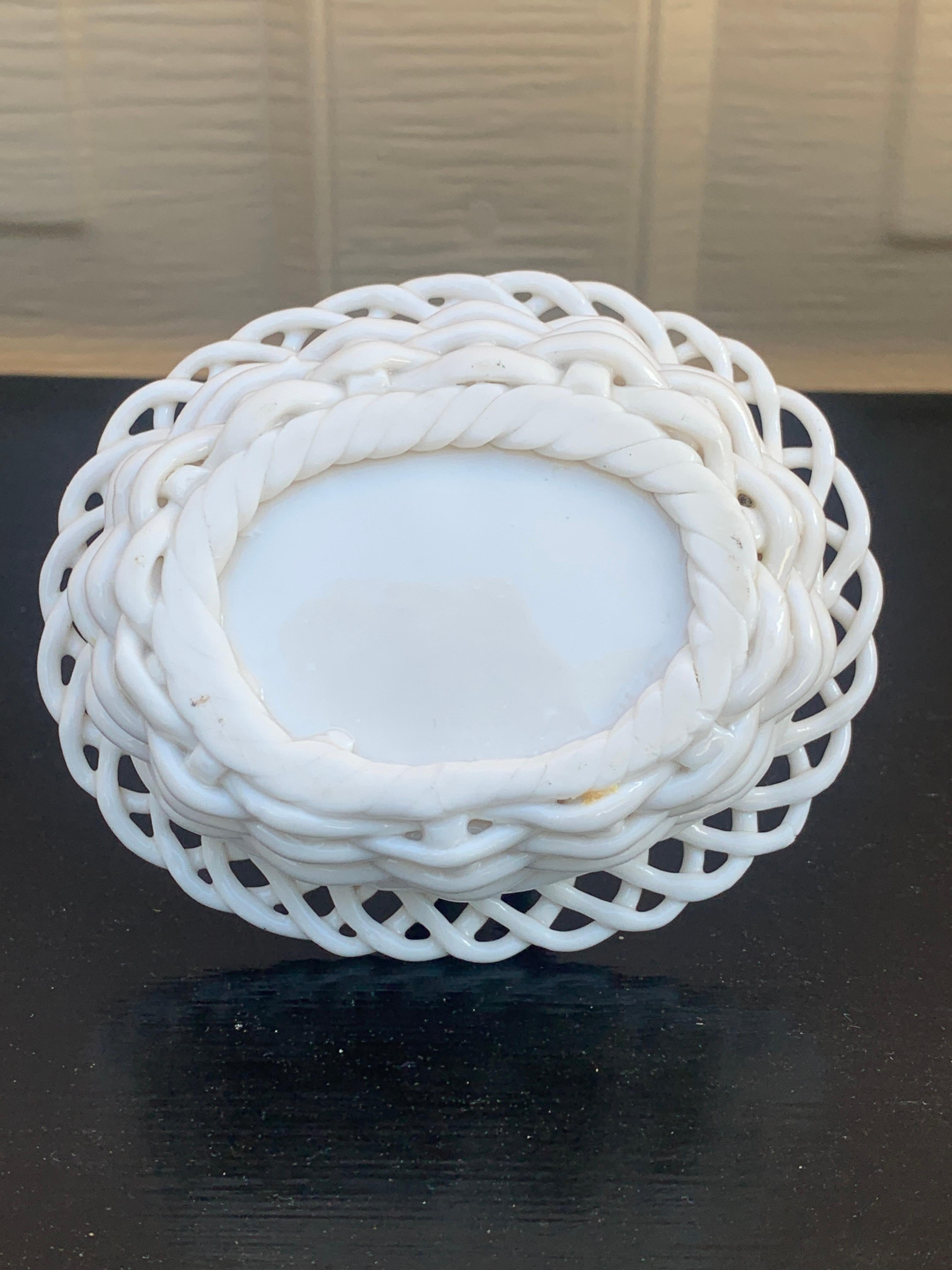 Cestino in ceramica bianca French Country Whiting in vendita 1