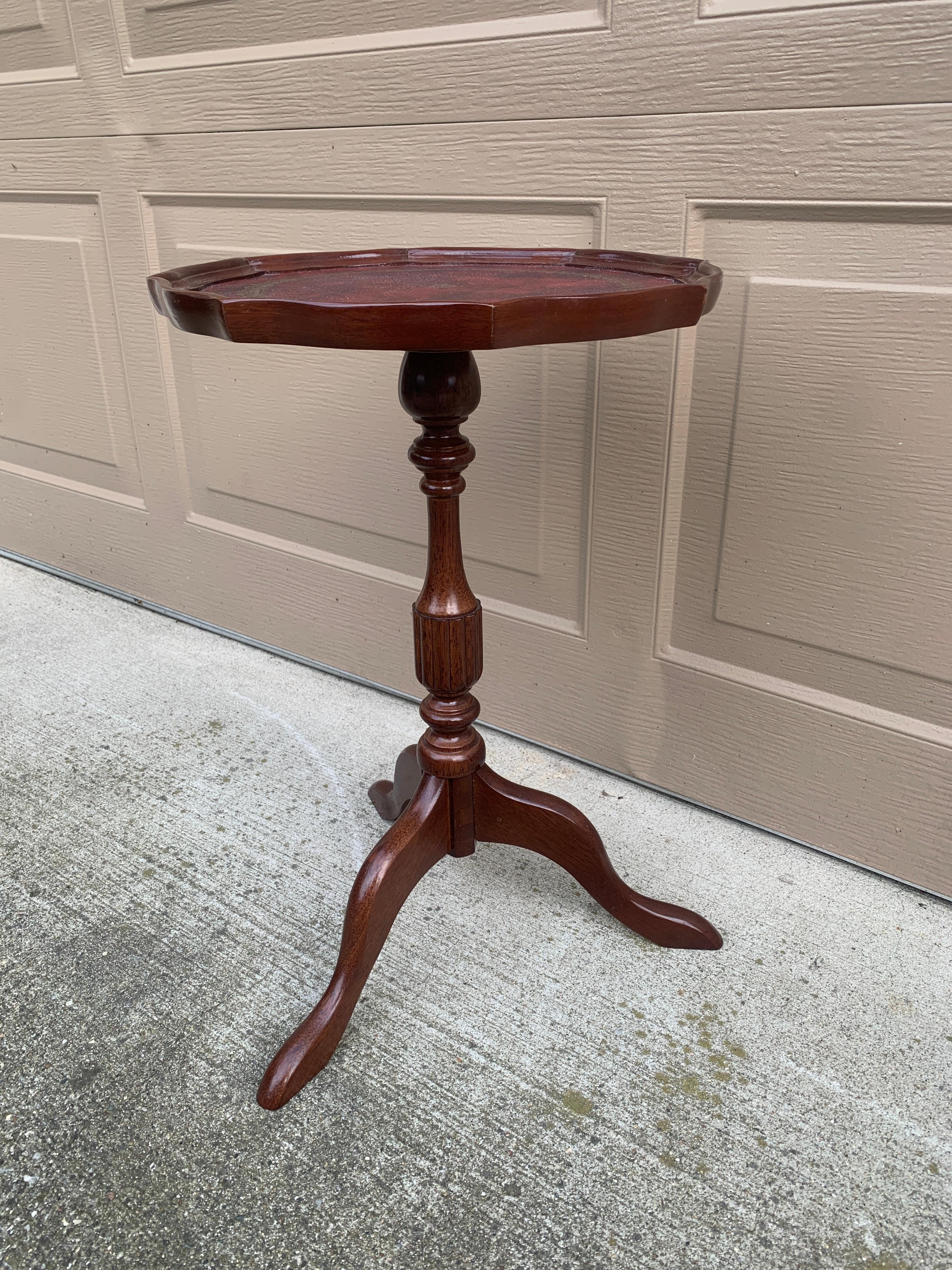 Vintage Georgian Embossed Red Leather Top Mahogany Side Table In Good Condition For Sale In Elkhart, IN